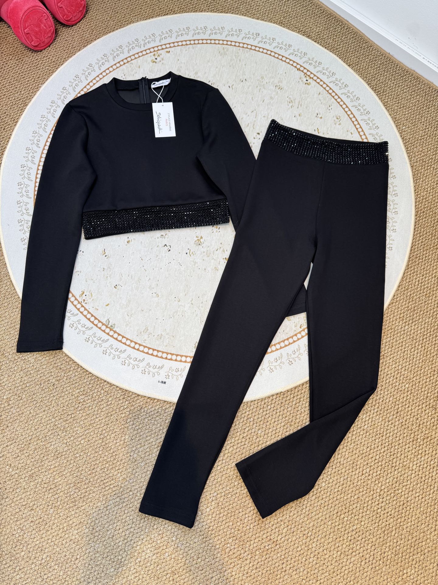 schiaparelli夏帕瑞丽 太空棉紧身套装短款露腰剪裁，搭配长袖+圆领，版型紧身贴合身形，能突出腰