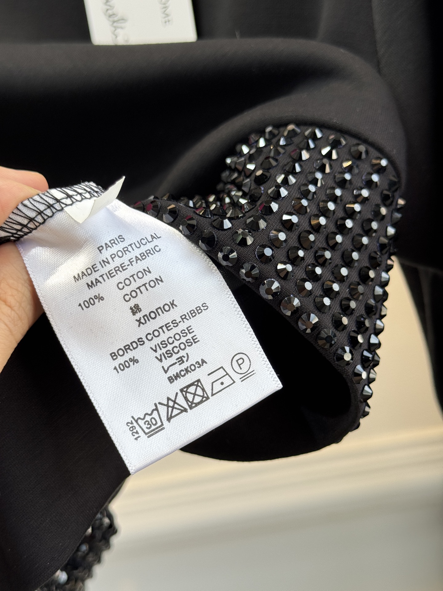 schiaparelli夏帕瑞丽 太空棉紧身套装短款露腰剪裁，搭配长袖+圆领，版型紧身贴合身形，能突出腰