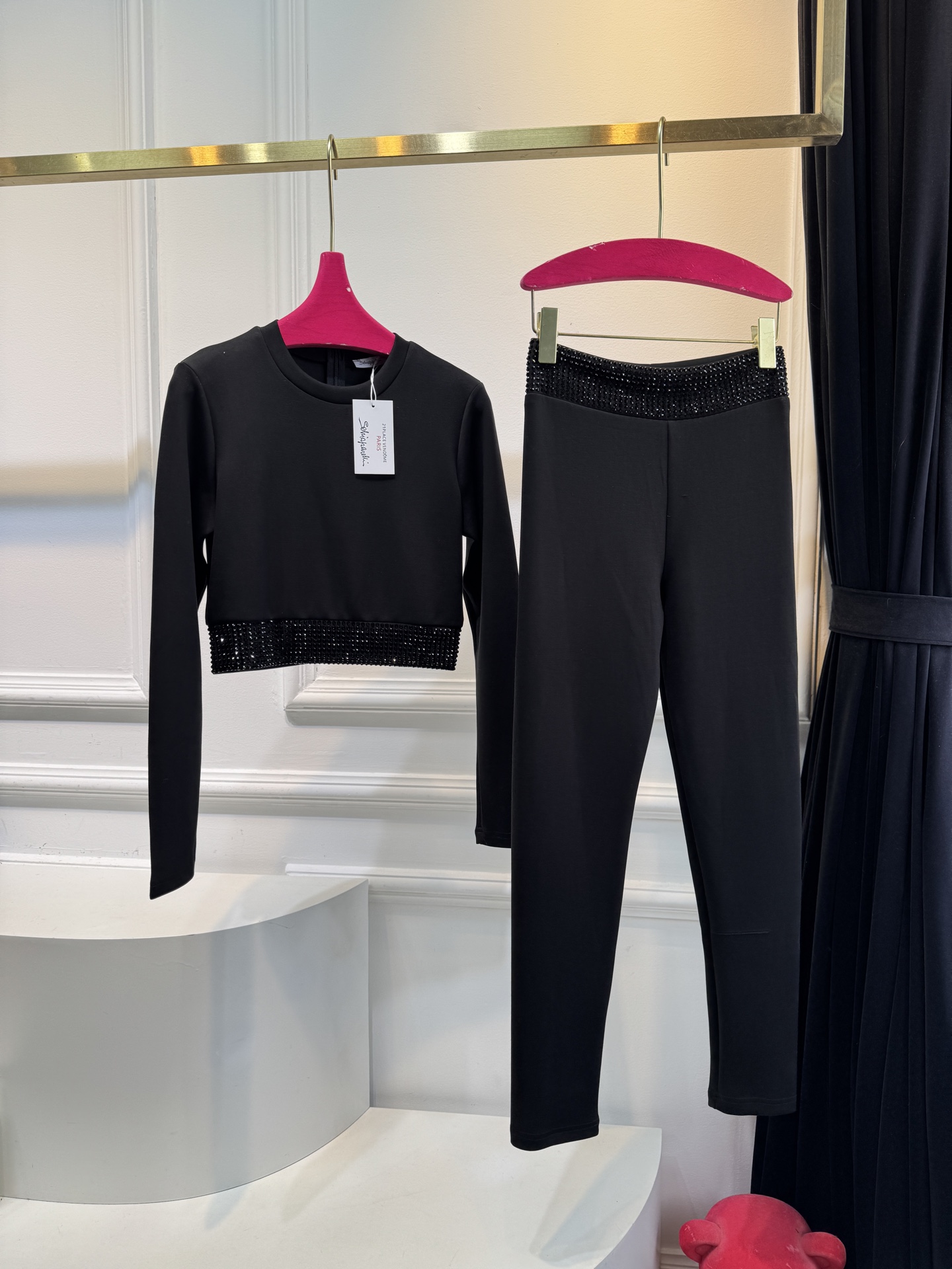 schiaparelli夏帕瑞丽 太空棉紧身套装短款露腰剪裁，搭配长袖+圆领，版型紧身贴合身形，能突出腰