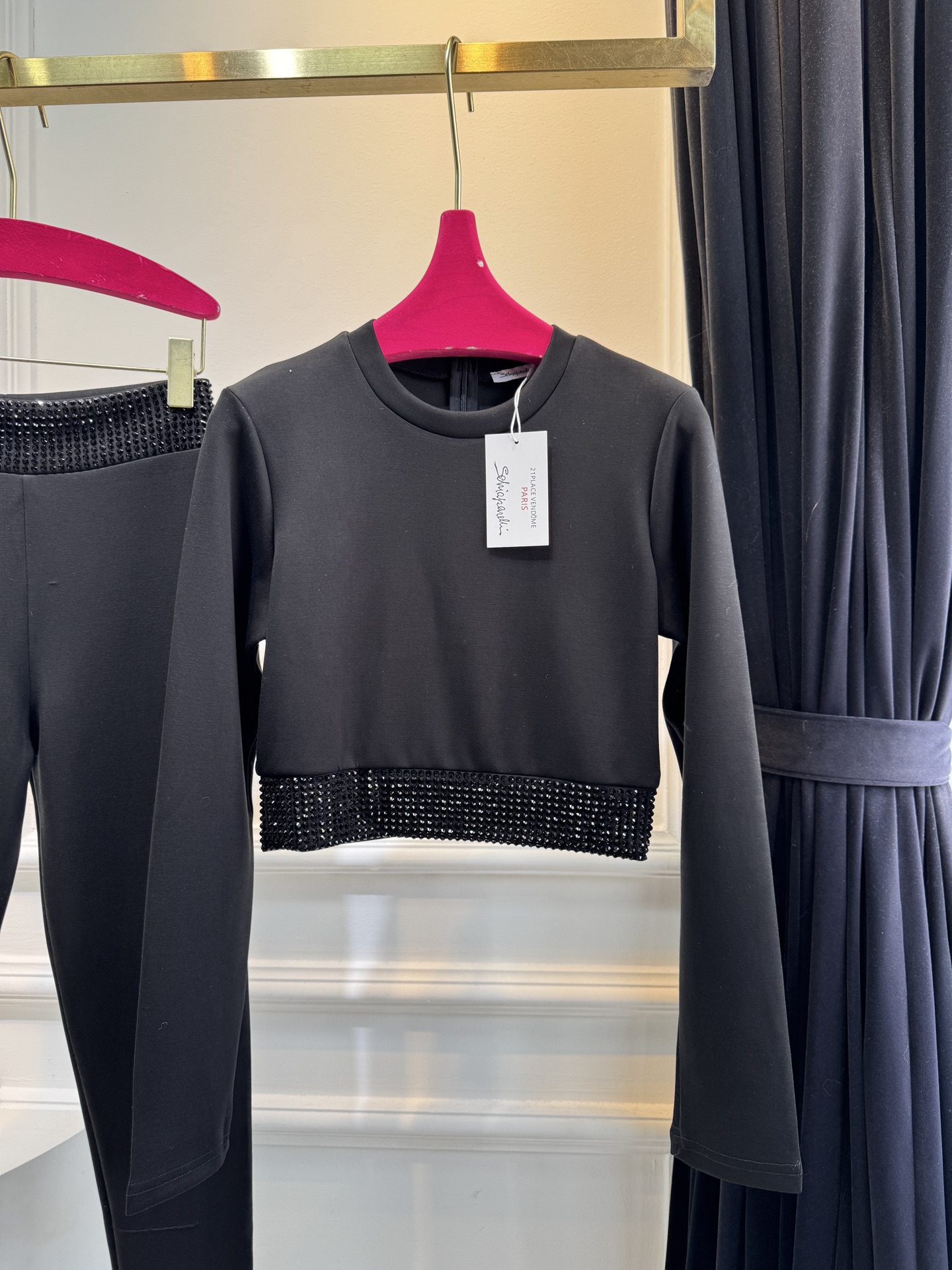 schiaparelli夏帕瑞丽 太空棉紧身套装短款露腰剪裁，搭配长袖+圆领，版型紧身贴合身形，能突出腰