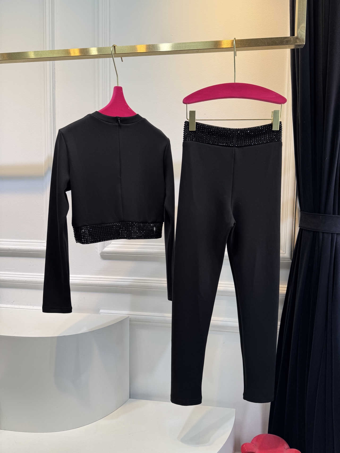 schiaparelli夏帕瑞丽 太空棉紧身套装短款露腰剪裁，搭配长袖+圆领，版型紧身贴合身形，能突出腰