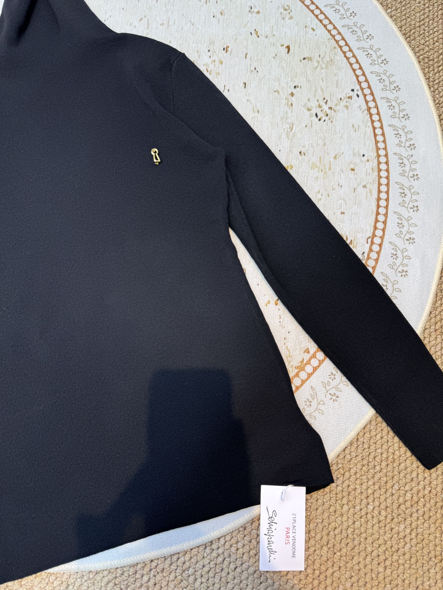 schiaparelli夏帕瑞丽 高领打底衫 修身版型，贴合身体曲线，能修饰身形既适合单穿凸显气质，也适