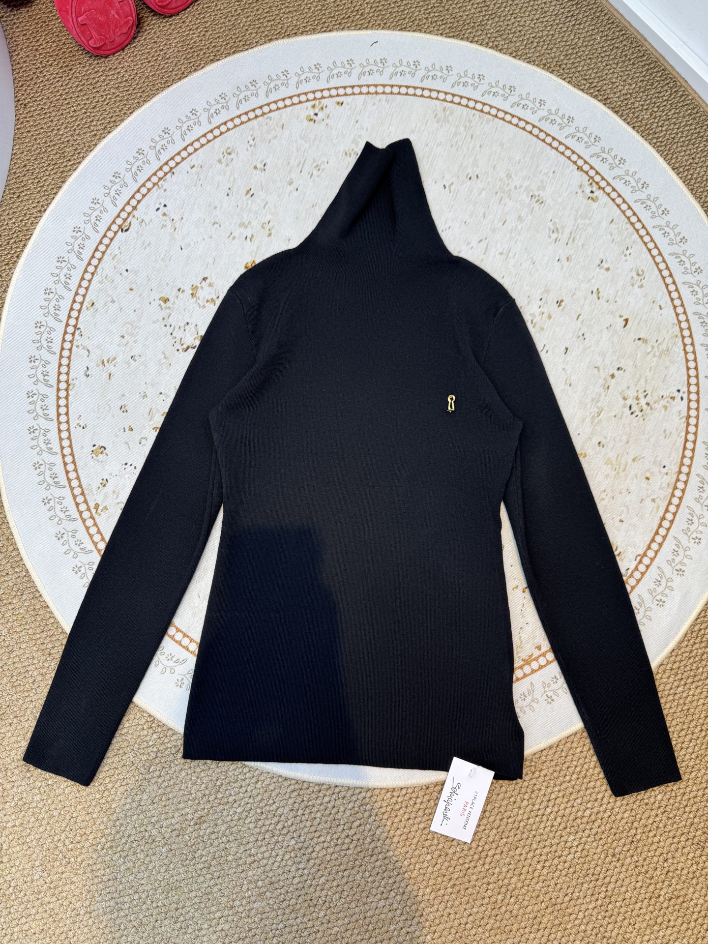 schiaparelli夏帕瑞丽 高领打底衫 修身版型，贴合身体曲线，能修饰身形既适合单穿凸显气质，也适