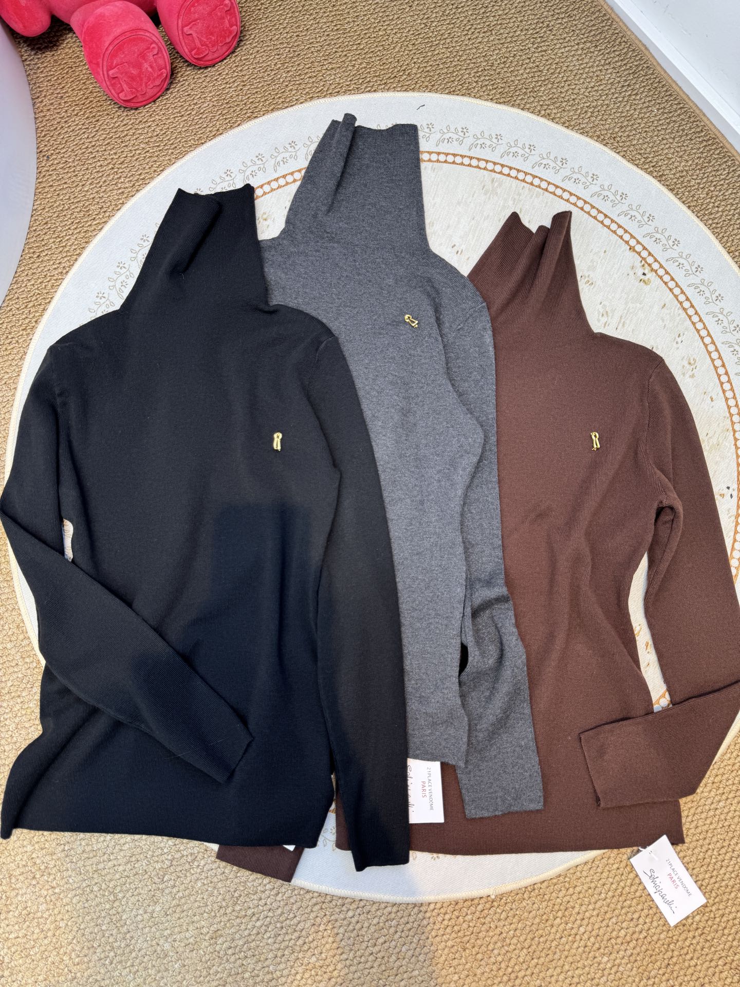 schiaparelli夏帕瑞丽 高领打底衫 修身版型，贴合身体曲线，能修饰身形既适合单穿凸显气质，也适