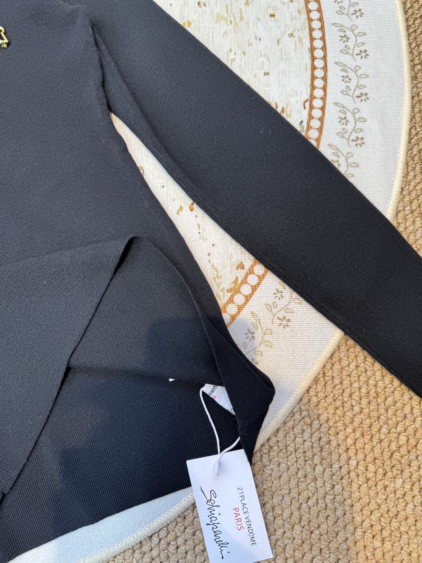 schiaparelli夏帕瑞丽 高领打底衫 修身版型，贴合身体曲线，能修饰身形既适合单穿凸显气质，也适