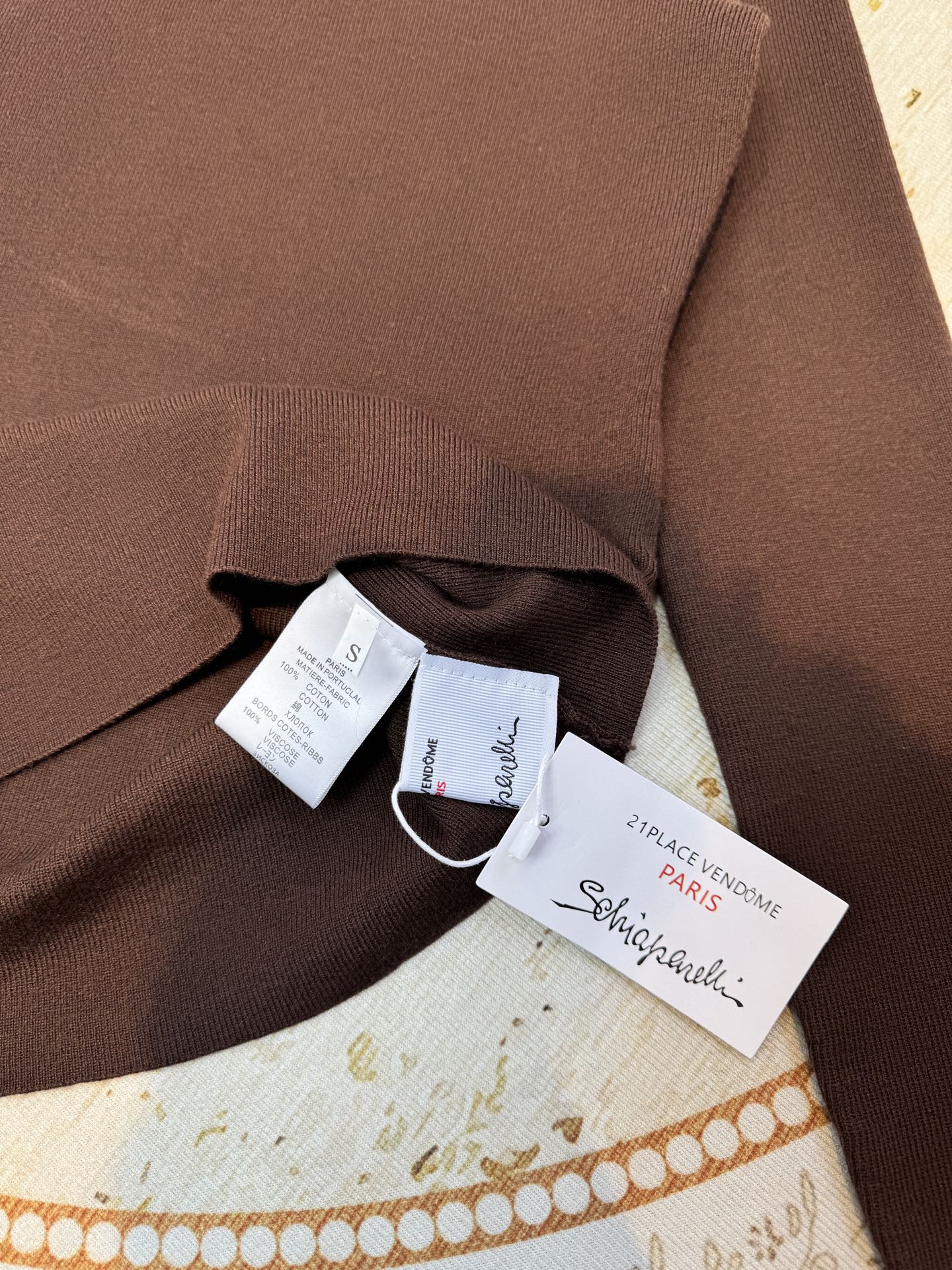 schiaparelli夏帕瑞丽 高领打底衫 修身版型，贴合身体曲线，能修饰身形既适合单穿凸显气质，也适