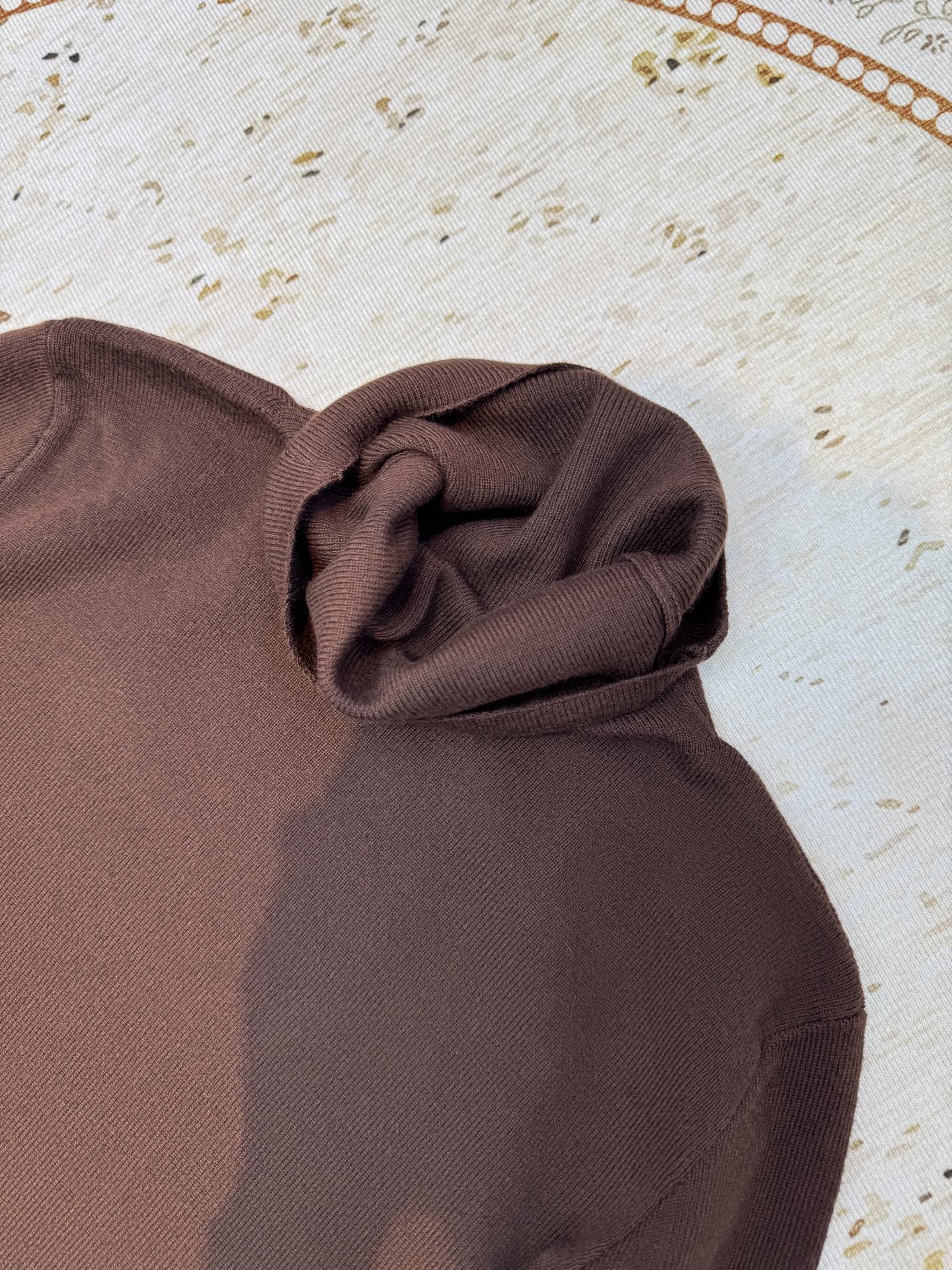 schiaparelli夏帕瑞丽 高领打底衫 修身版型，贴合身体曲线，能修饰身形既适合单穿凸显气质，也适