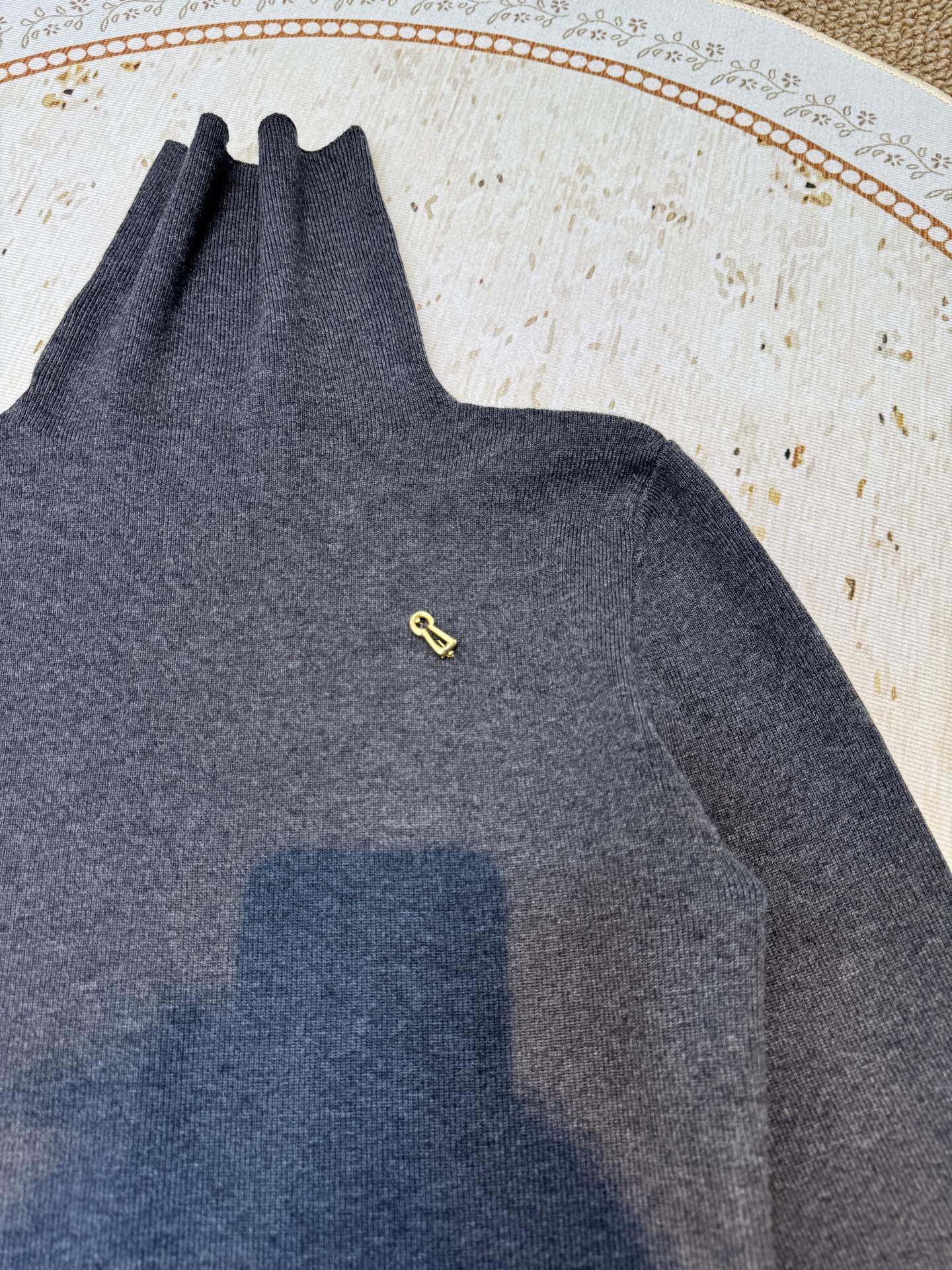 schiaparelli夏帕瑞丽 高领打底衫 修身版型，贴合身体曲线，能修饰身形既适合单穿凸显气质，也适