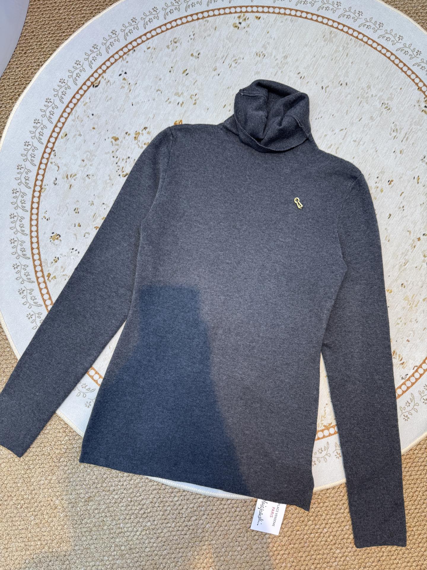 schiaparelli夏帕瑞丽 高领打底衫 修身版型，贴合身体曲线，能修饰身形既适合单穿凸显气质，也适