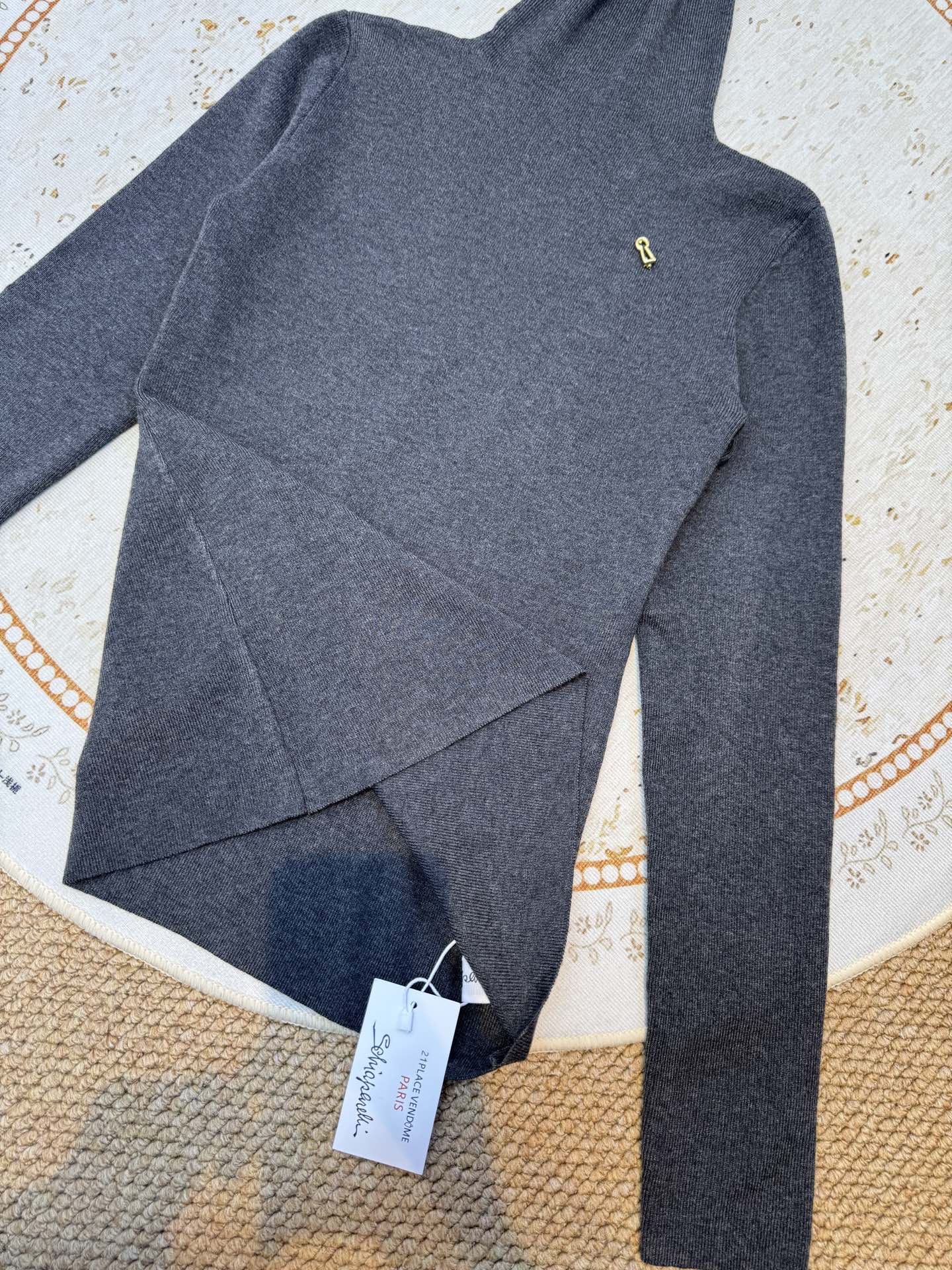 schiaparelli夏帕瑞丽 高领打底衫 修身版型，贴合身体曲线，能修饰身形既适合单穿凸显气质，也适