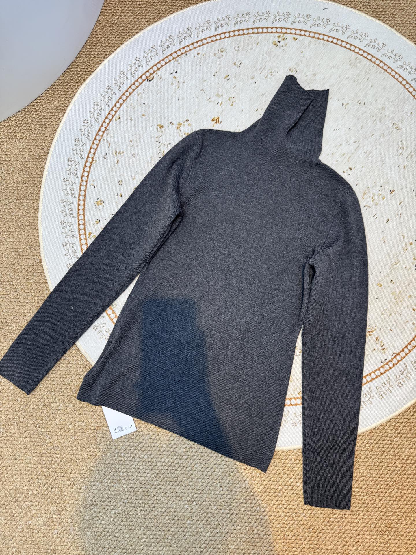 schiaparelli夏帕瑞丽 高领打底衫 修身版型，贴合身体曲线，能修饰身形既适合单穿凸显气质，也适