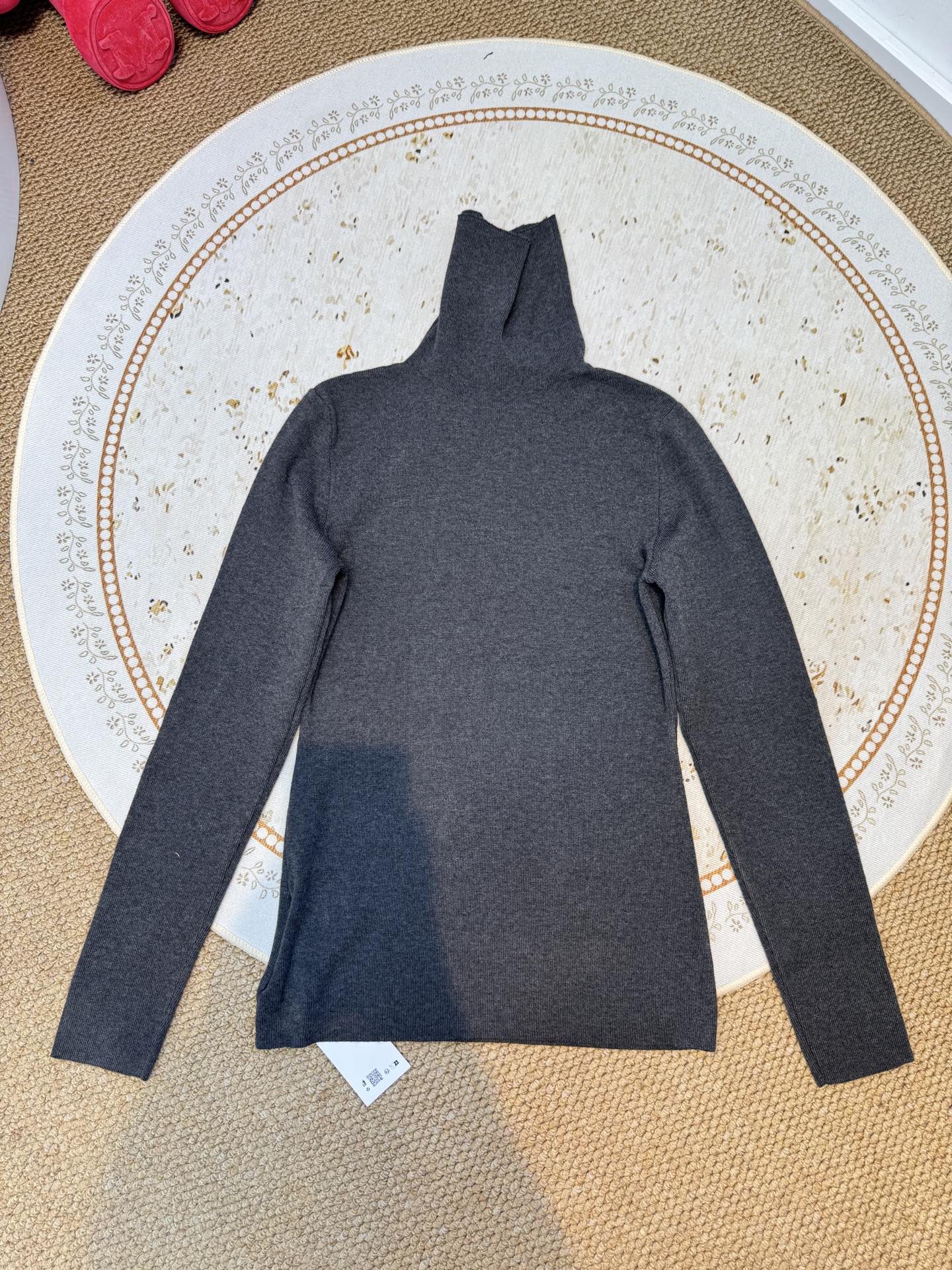 schiaparelli夏帕瑞丽 高领打底衫 修身版型，贴合身体曲线，能修饰身形既适合单穿凸显气质，也适