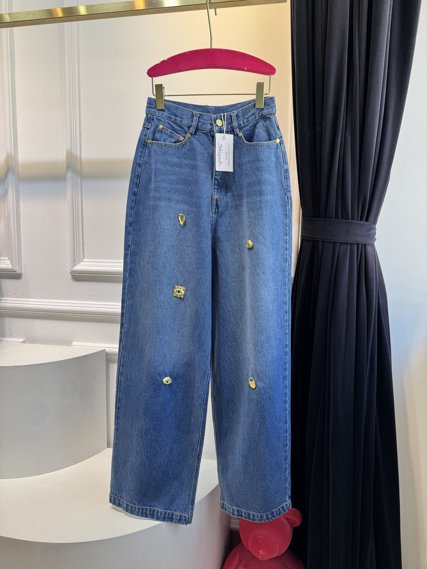 schiaparelli夏帕瑞丽 经典金属高腰直筒牛仔裤阔腿+直筒结合的版型，裤管从大腿到脚踝保持宽松的