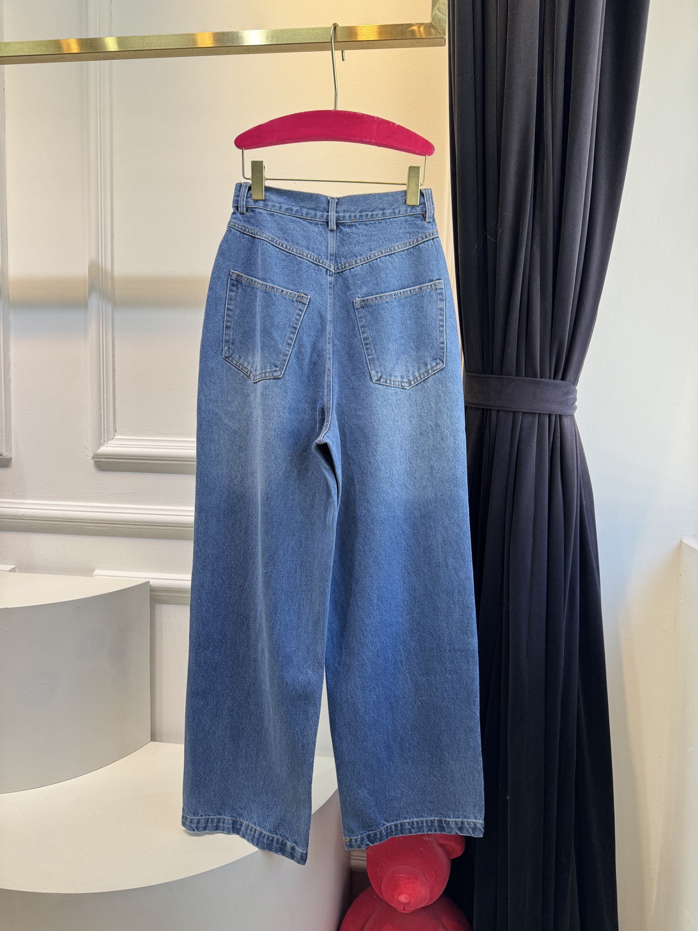 schiaparelli夏帕瑞丽 经典金属高腰直筒牛仔裤阔腿+直筒结合的版型，裤管从大腿到脚踝保持宽松的