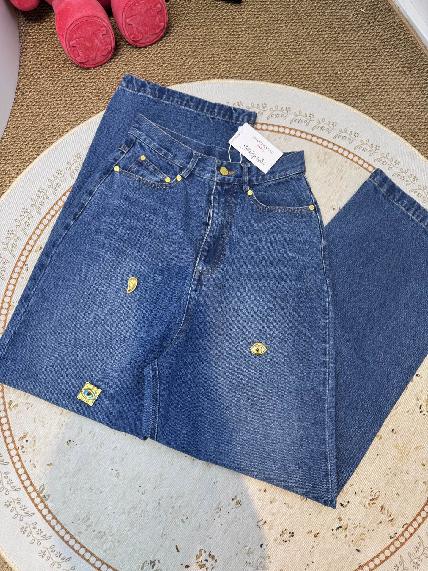 schiaparelli夏帕瑞丽 经典金属高腰直筒牛仔裤阔腿+直筒结合的版型，裤管从大腿到脚踝保持宽松的