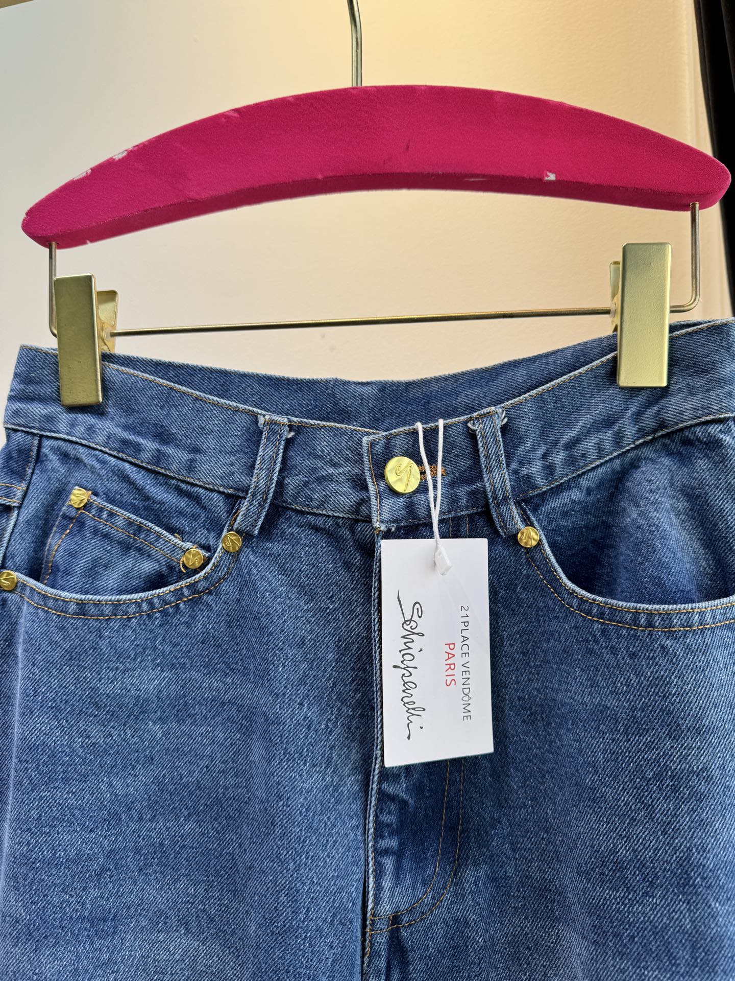 schiaparelli夏帕瑞丽 经典金属高腰直筒牛仔裤阔腿+直筒结合的版型，裤管从大腿到脚踝保持宽松的