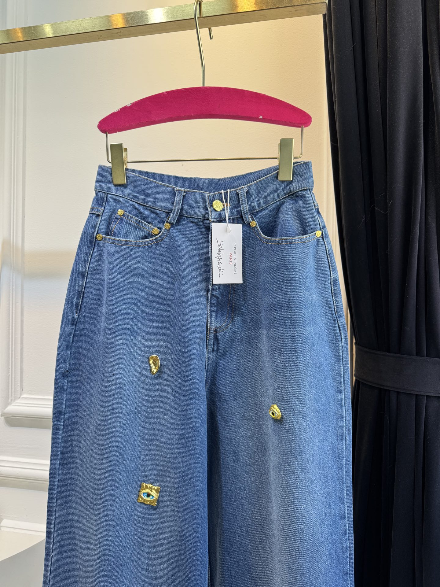 schiaparelli夏帕瑞丽 经典金属高腰直筒牛仔裤阔腿+直筒结合的版型，裤管从大腿到脚踝保持宽松的