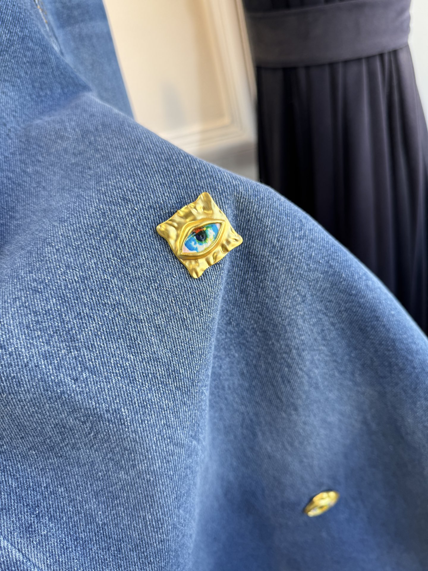 schiaparelli夏帕瑞丽 经典金属高腰直筒牛仔裤阔腿+直筒结合的版型，裤管从大腿到脚踝保持宽松的