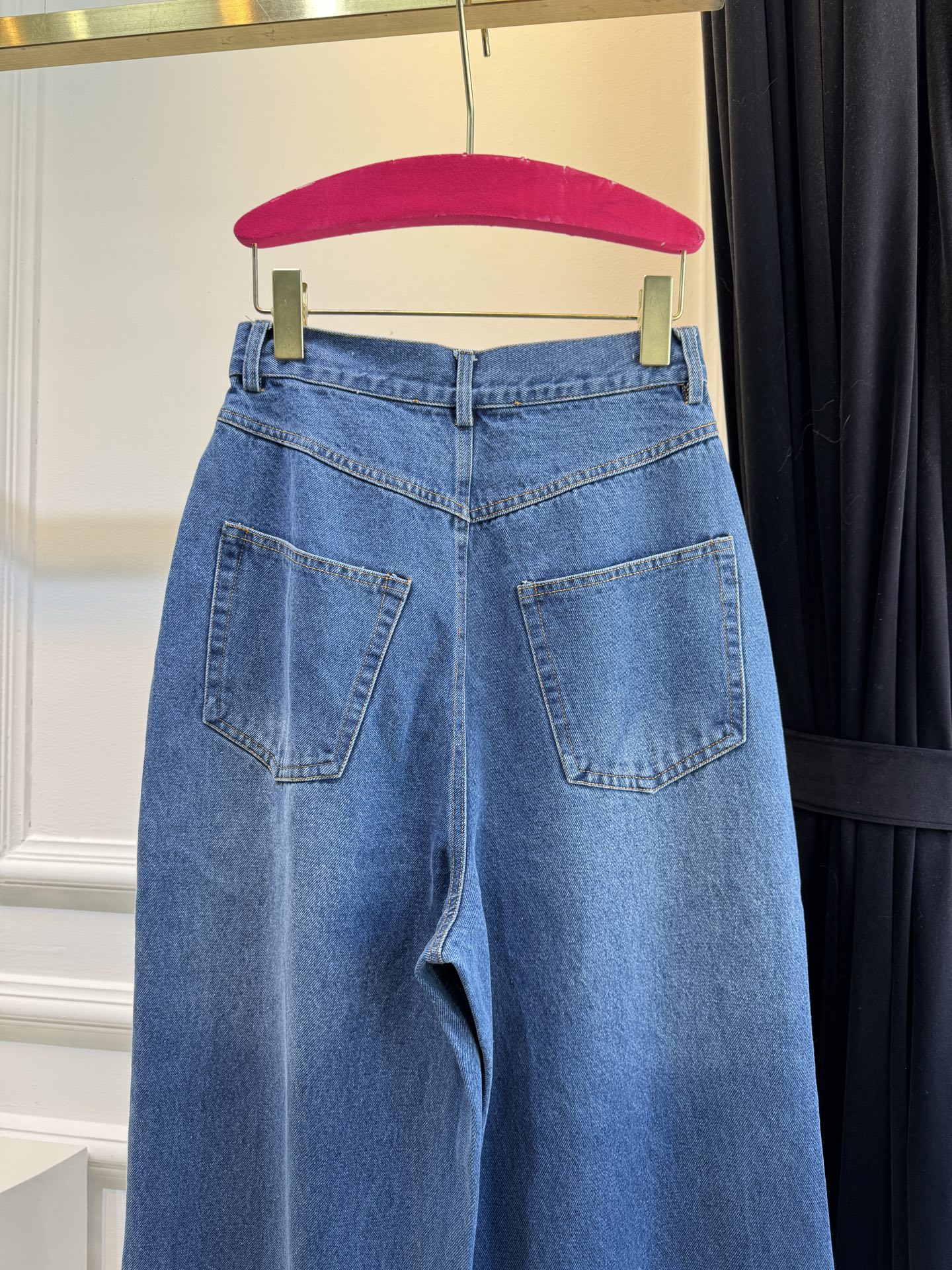 schiaparelli夏帕瑞丽 经典金属高腰直筒牛仔裤阔腿+直筒结合的版型，裤管从大腿到脚踝保持宽松的