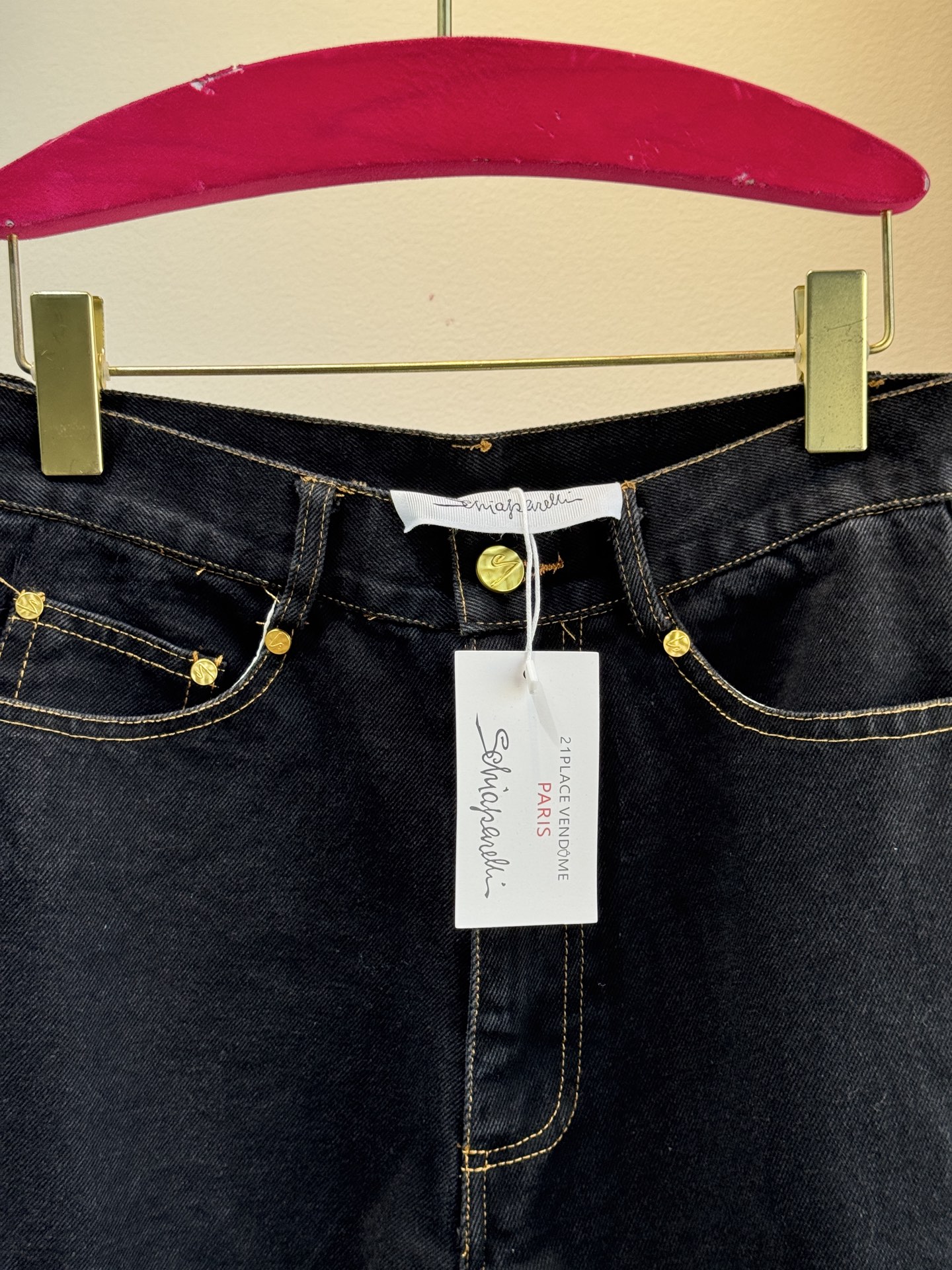 schiaparelli夏帕瑞丽 经典金属高腰直筒牛仔裤阔腿+直筒结合的版型，裤管从大腿到脚踝保持宽松的