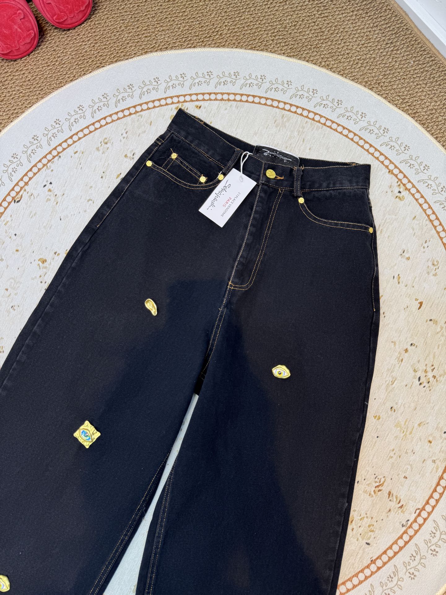 schiaparelli夏帕瑞丽 经典金属高腰直筒牛仔裤阔腿+直筒结合的版型，裤管从大腿到脚踝保持宽松的