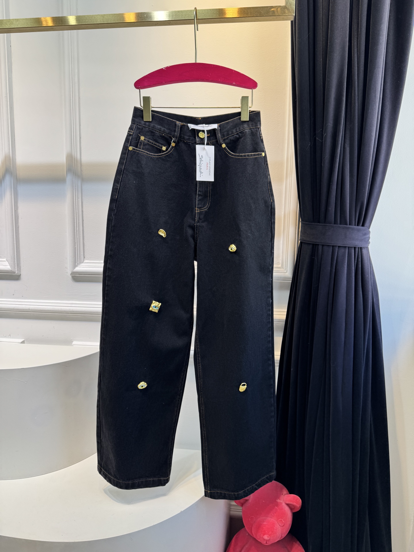 schiaparelli夏帕瑞丽 经典金属高腰直筒牛仔裤阔腿+直筒结合的版型，裤管从大腿到脚踝保持宽松的