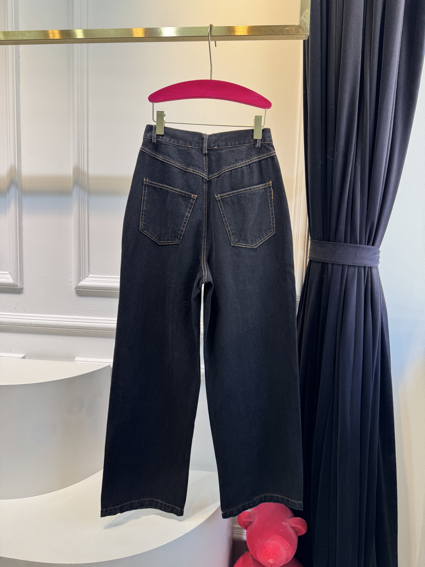 schiaparelli夏帕瑞丽 经典金属高腰直筒牛仔裤阔腿+直筒结合的版型，裤管从大腿到脚踝保持宽松的