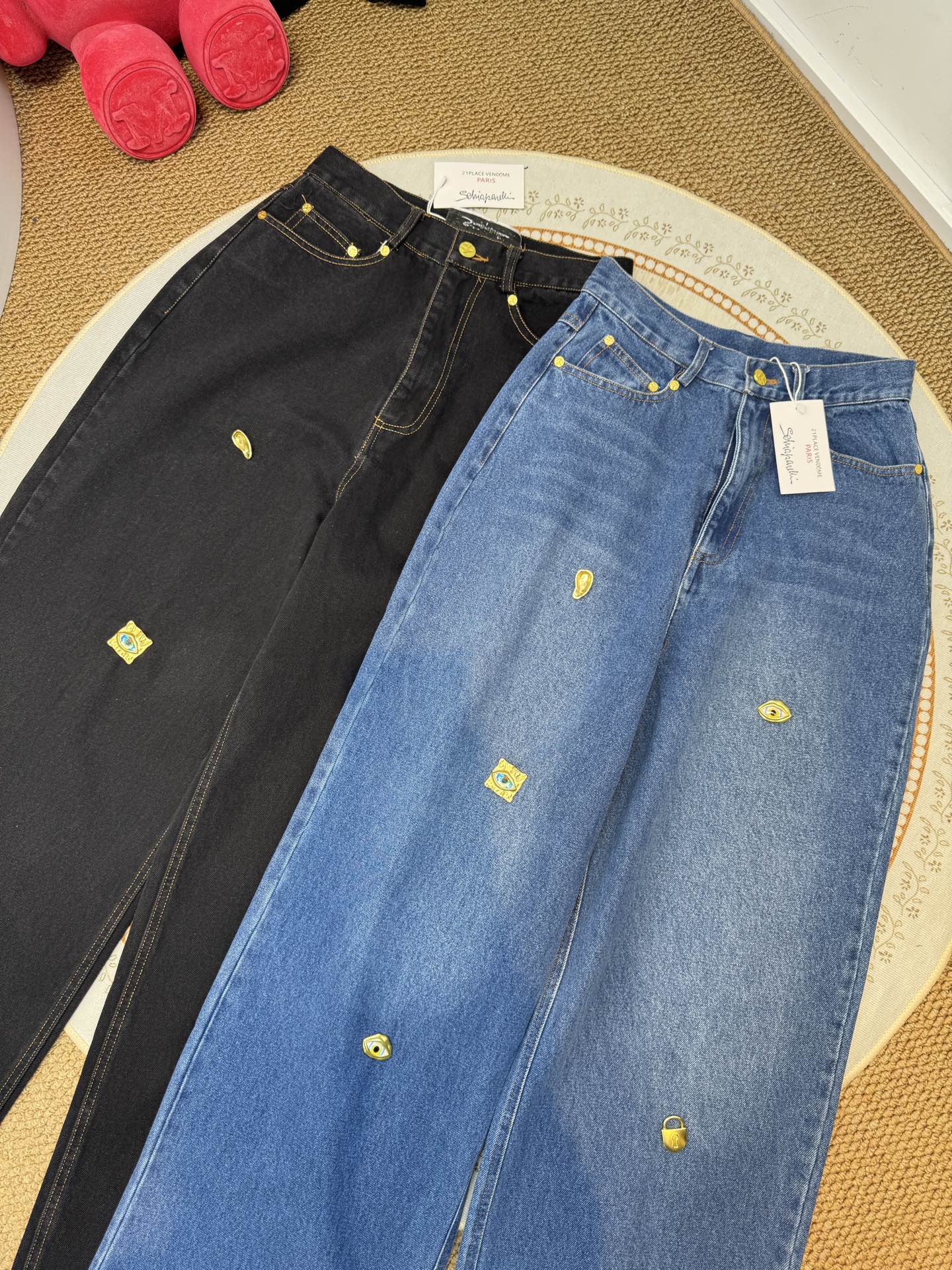 schiaparelli夏帕瑞丽 经典金属高腰直筒牛仔裤阔腿+直筒结合的版型，裤管从大腿到脚踝保持宽松的