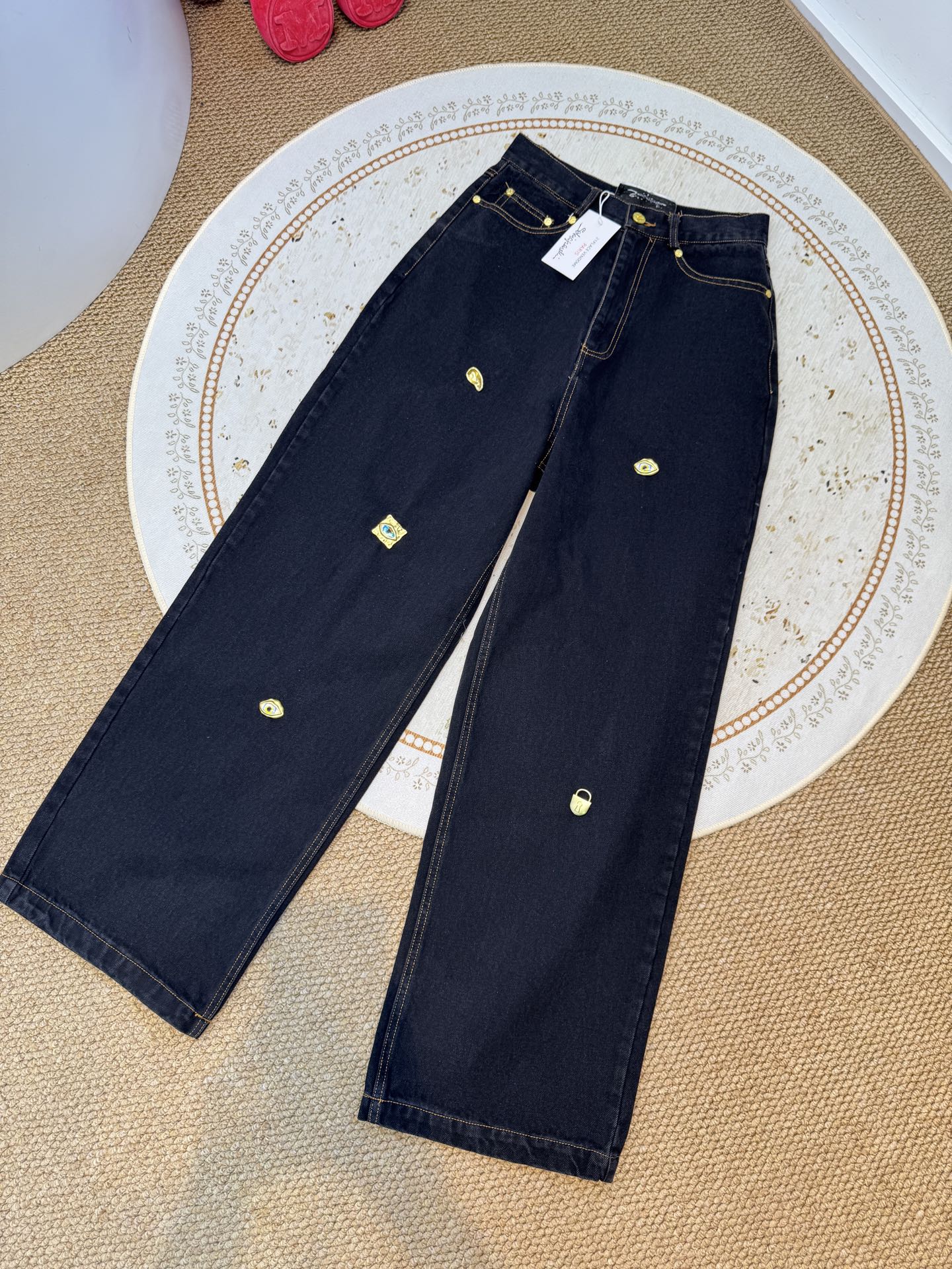 schiaparelli夏帕瑞丽 经典金属高腰直筒牛仔裤阔腿+直筒结合的版型，裤管从大腿到脚踝保持宽松的