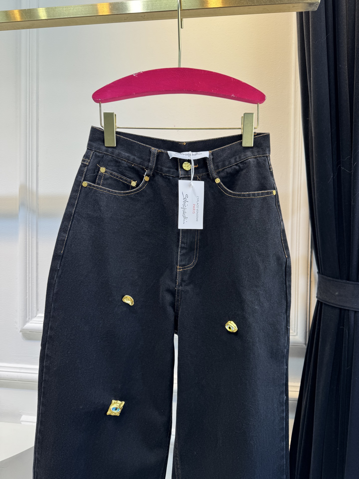 schiaparelli夏帕瑞丽 经典金属高腰直筒牛仔裤阔腿+直筒结合的版型，裤管从大腿到脚踝保持宽松的