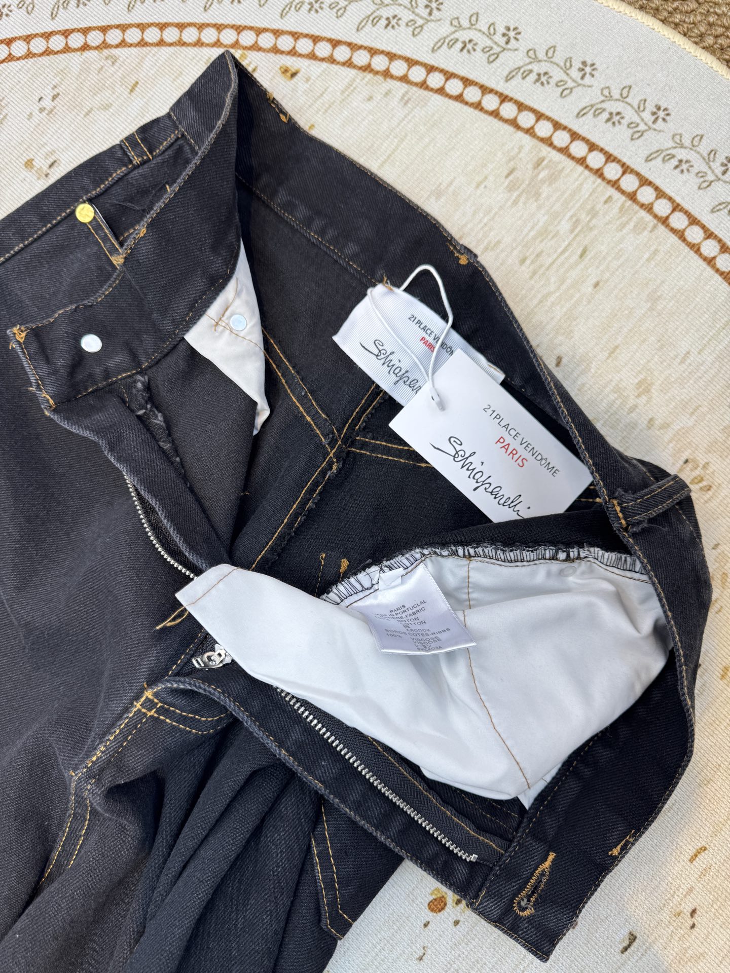 schiaparelli夏帕瑞丽 经典金属高腰直筒牛仔裤阔腿+直筒结合的版型，裤管从大腿到脚踝保持宽松的