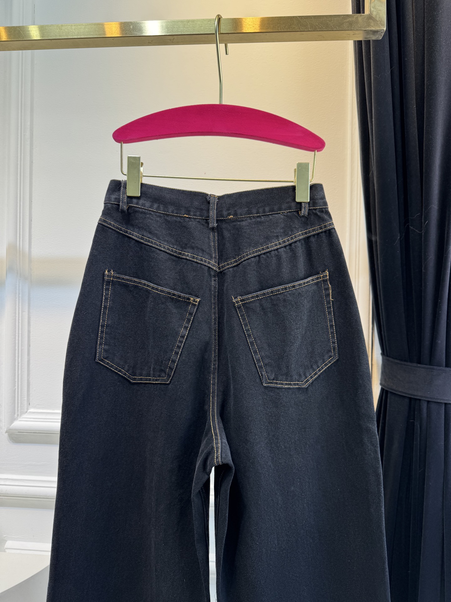 schiaparelli夏帕瑞丽 经典金属高腰直筒牛仔裤阔腿+直筒结合的版型，裤管从大腿到脚踝保持宽松的