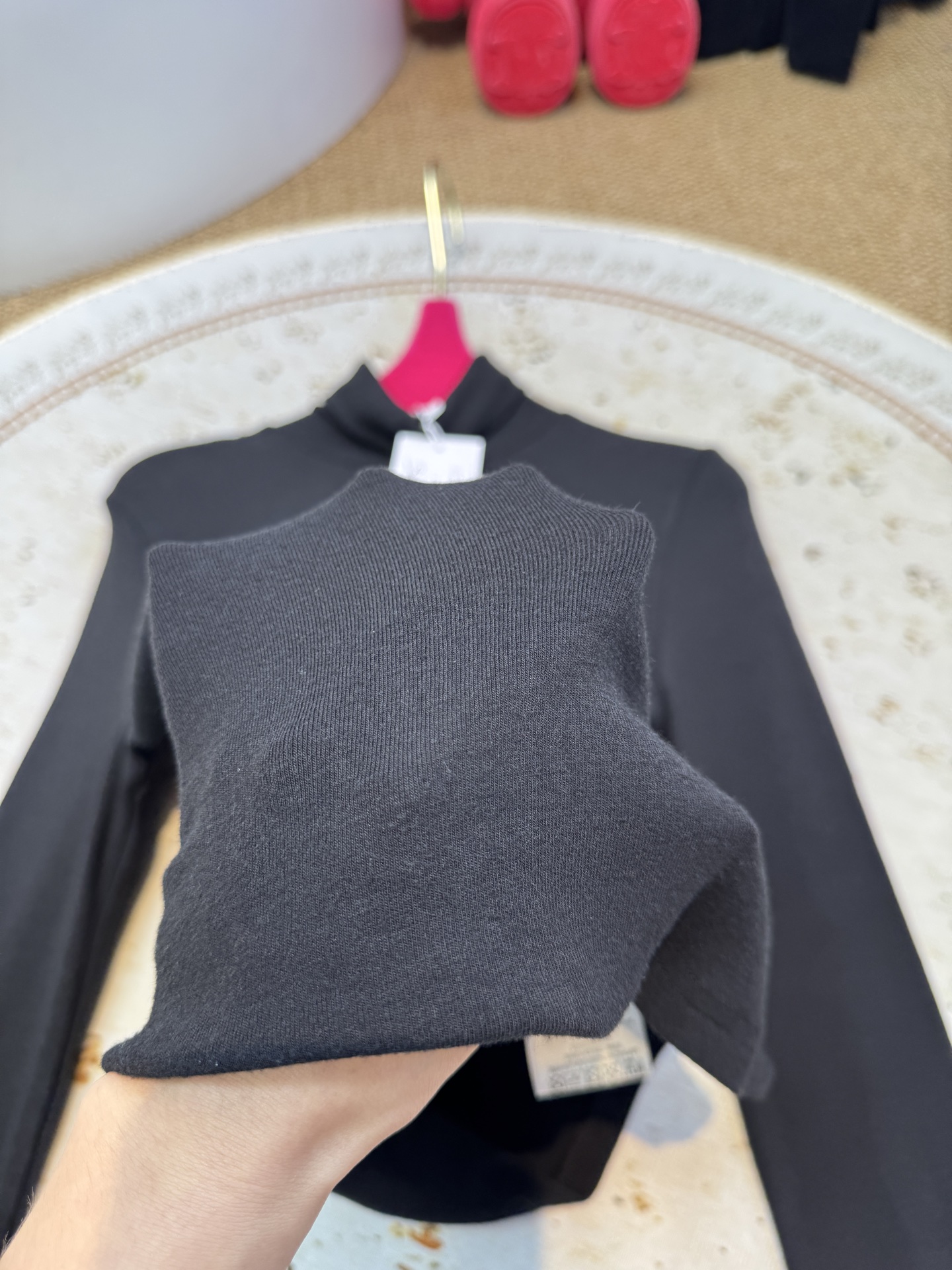 schiaparelli夏帕瑞丽 修身款高领打底衫贴合身体曲线但不紧绷，能自然修饰腰腹线条；高领设计，既