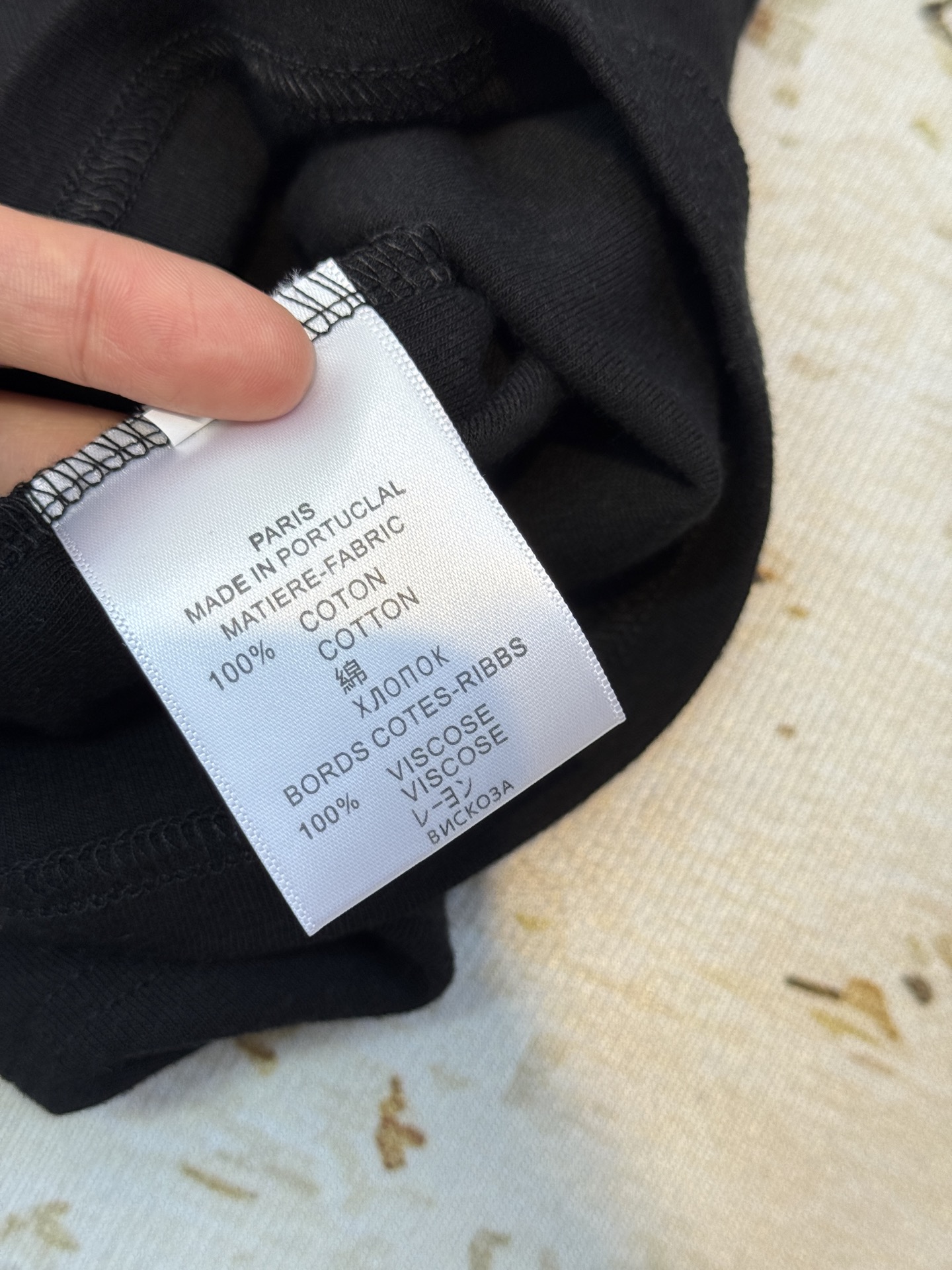 schiaparelli夏帕瑞丽 修身款高领打底衫贴合身体曲线但不紧绷，能自然修饰腰腹线条；高领设计，既