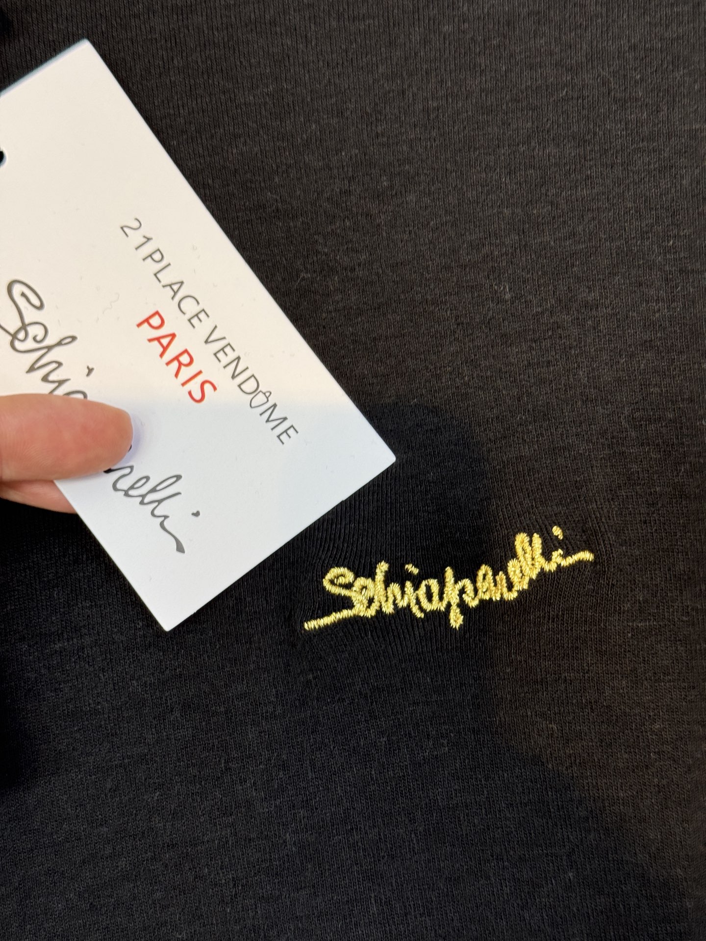 schiaparelli夏帕瑞丽 修身款高领打底衫贴合身体曲线但不紧绷，能自然修饰腰腹线条；高领设计，既