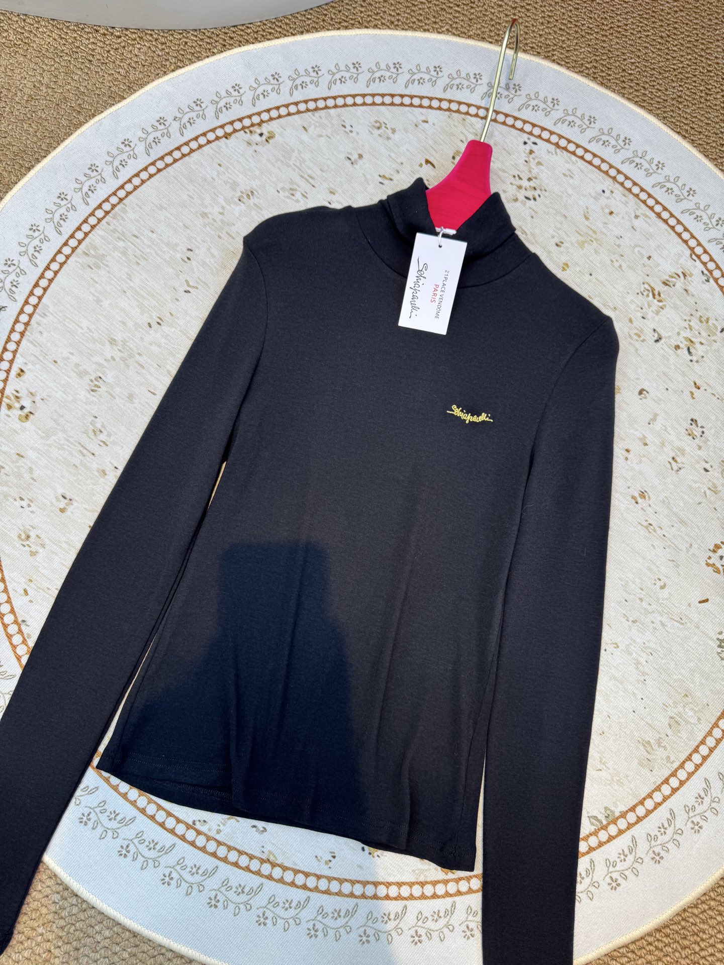 schiaparelli夏帕瑞丽 修身款高领打底衫贴合身体曲线但不紧绷，能自然修饰腰腹线条；高领设计，既