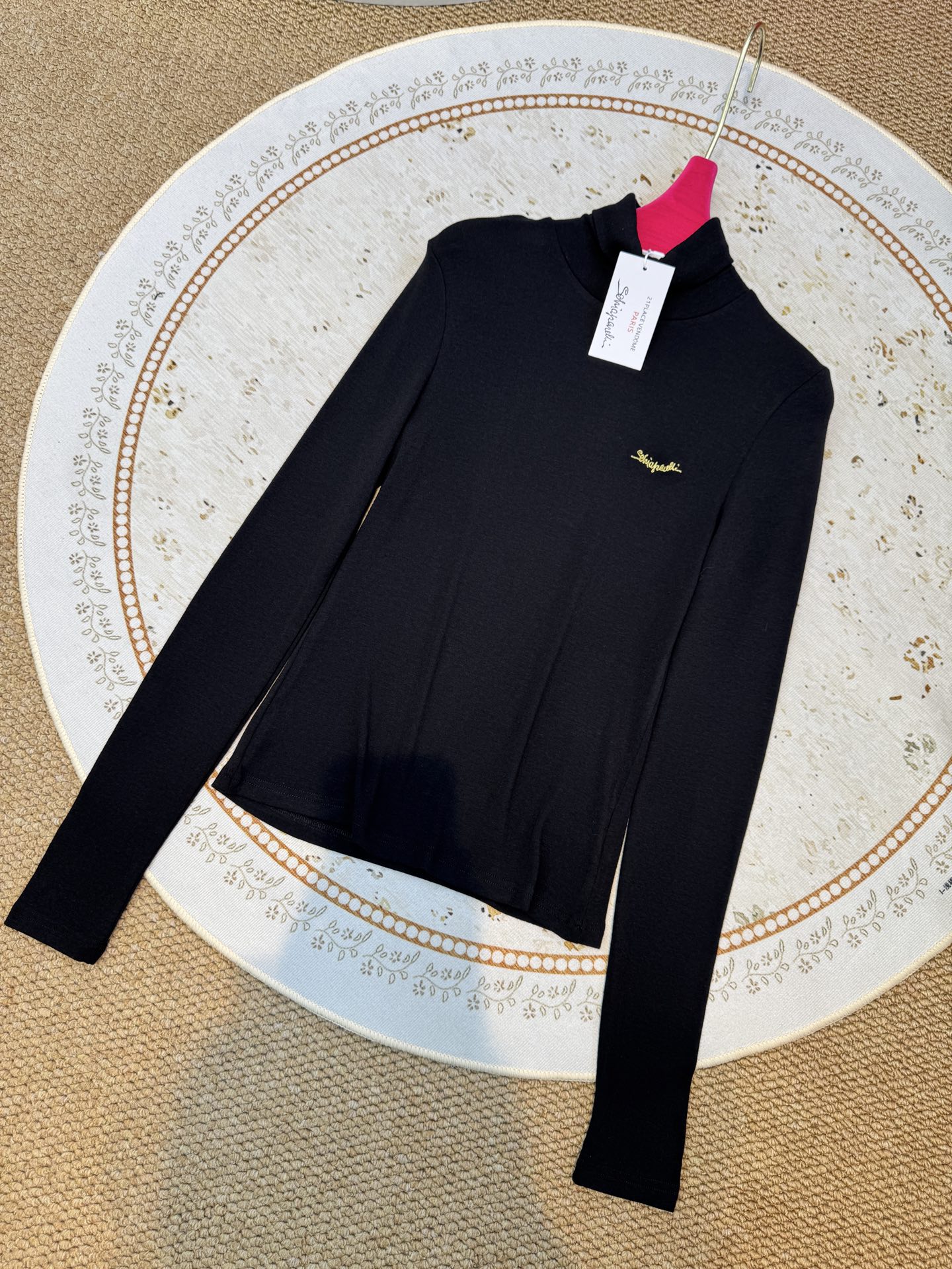 schiaparelli夏帕瑞丽 修身款高领打底衫贴合身体曲线但不紧绷，能自然修饰腰腹线条；高领设计，既