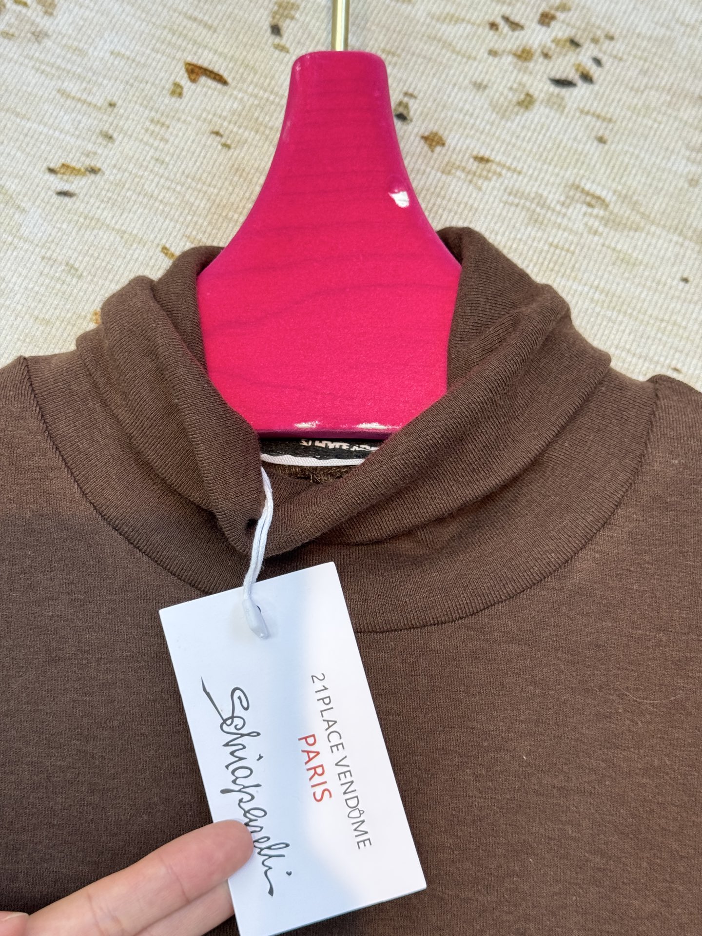 schiaparelli夏帕瑞丽 修身款高领打底衫贴合身体曲线但不紧绷，能自然修饰腰腹线条；高领设计，既