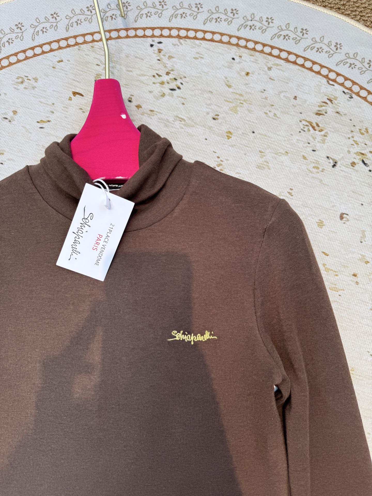 schiaparelli夏帕瑞丽 修身款高领打底衫贴合身体曲线但不紧绷，能自然修饰腰腹线条；高领设计，既