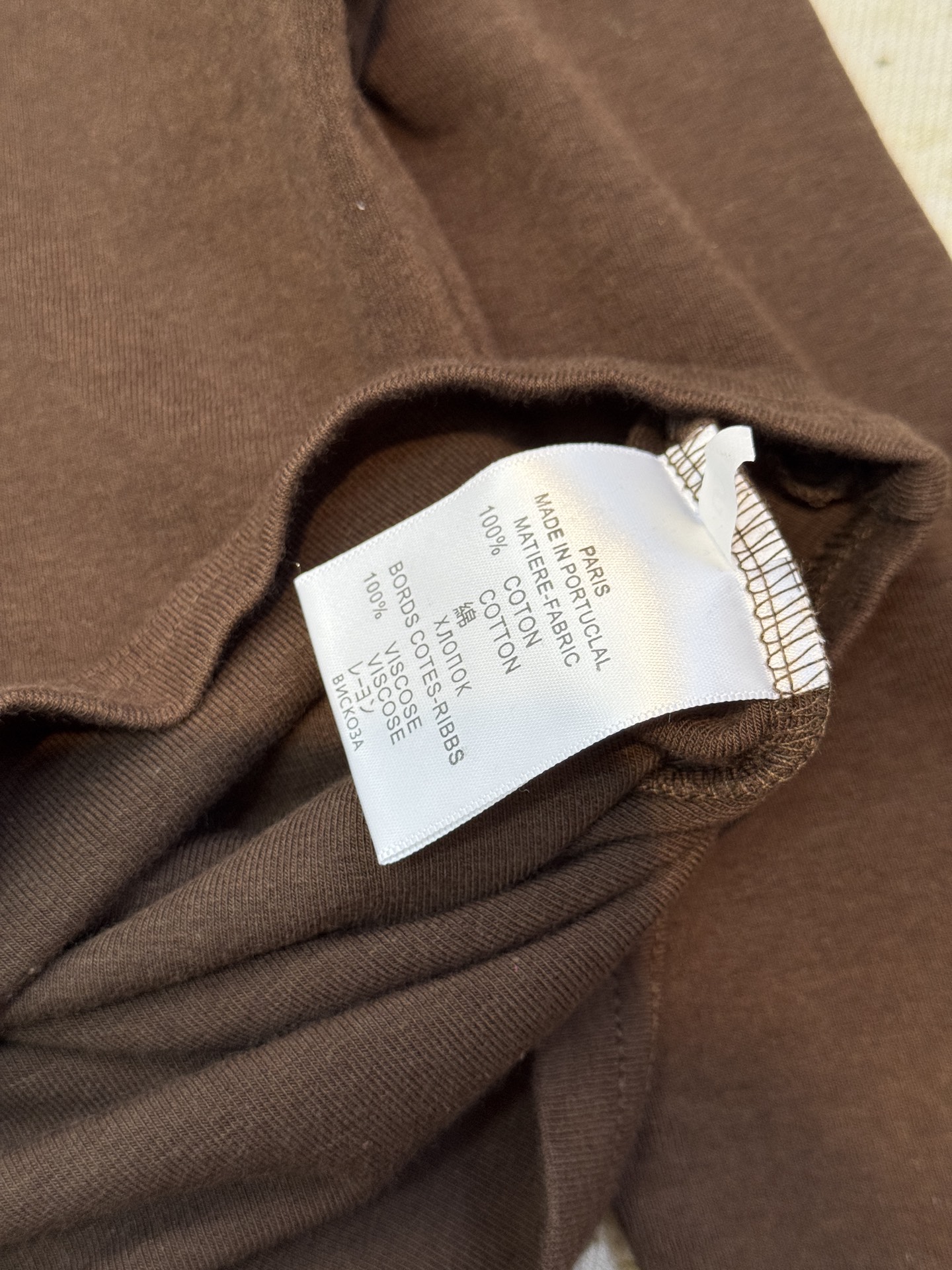 schiaparelli夏帕瑞丽 修身款高领打底衫贴合身体曲线但不紧绷，能自然修饰腰腹线条；高领设计，既