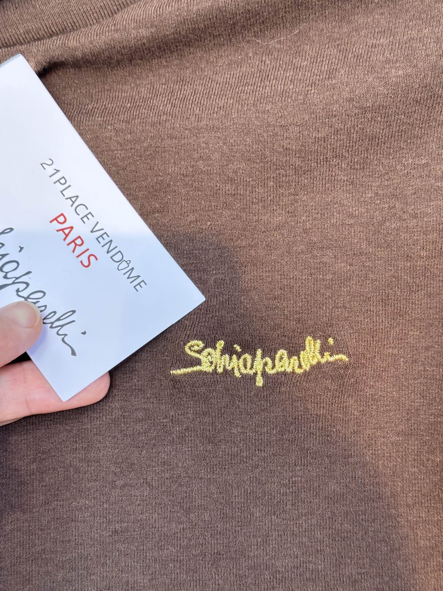 schiaparelli夏帕瑞丽 修身款高领打底衫贴合身体曲线但不紧绷，能自然修饰腰腹线条；高领设计，既