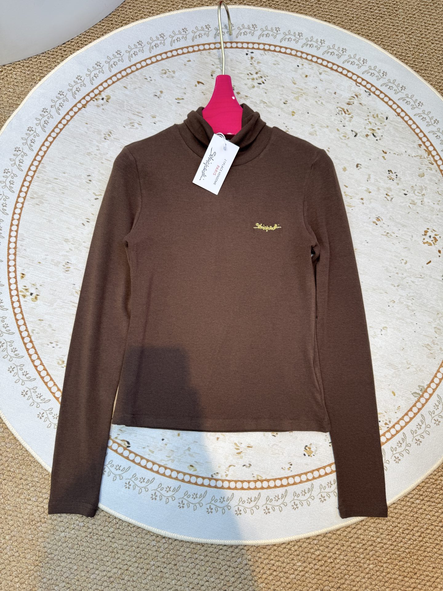 schiaparelli夏帕瑞丽 修身款高领打底衫贴合身体曲线但不紧绷，能自然修饰腰腹线条；高领设计，既