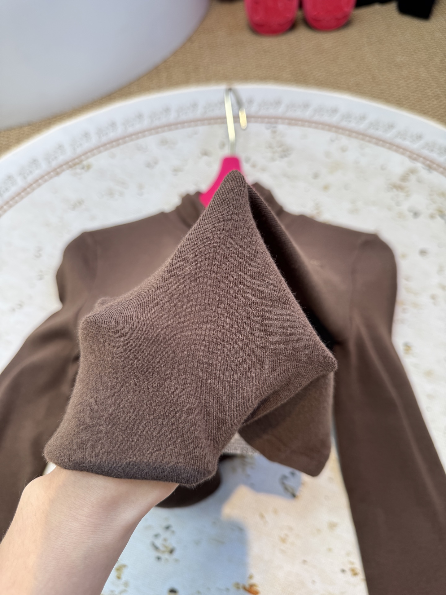 schiaparelli夏帕瑞丽 修身款高领打底衫贴合身体曲线但不紧绷，能自然修饰腰腹线条；高领设计，既