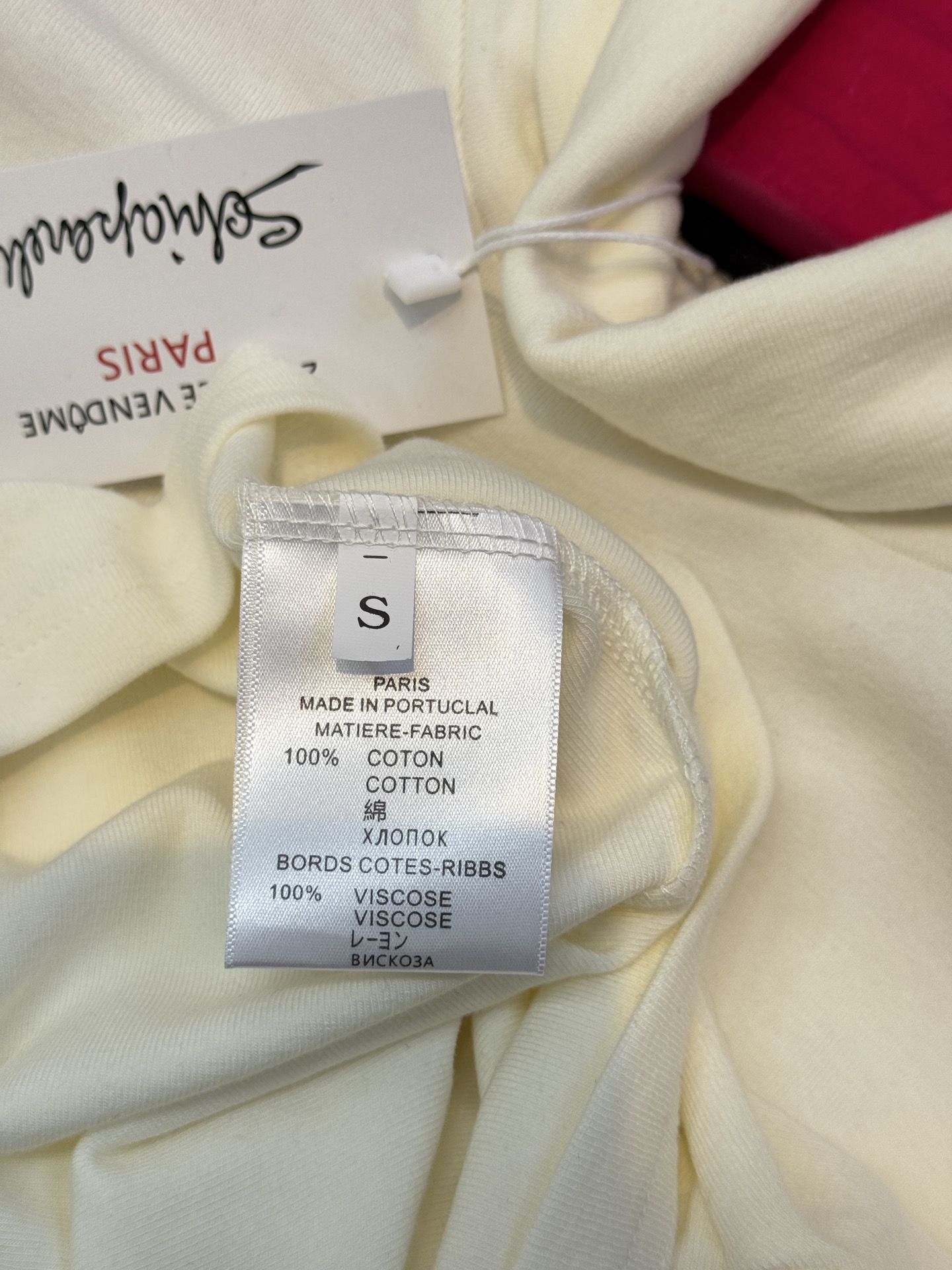 schiaparelli夏帕瑞丽 修身款高领打底衫贴合身体曲线但不紧绷，能自然修饰腰腹线条；高领设计，既