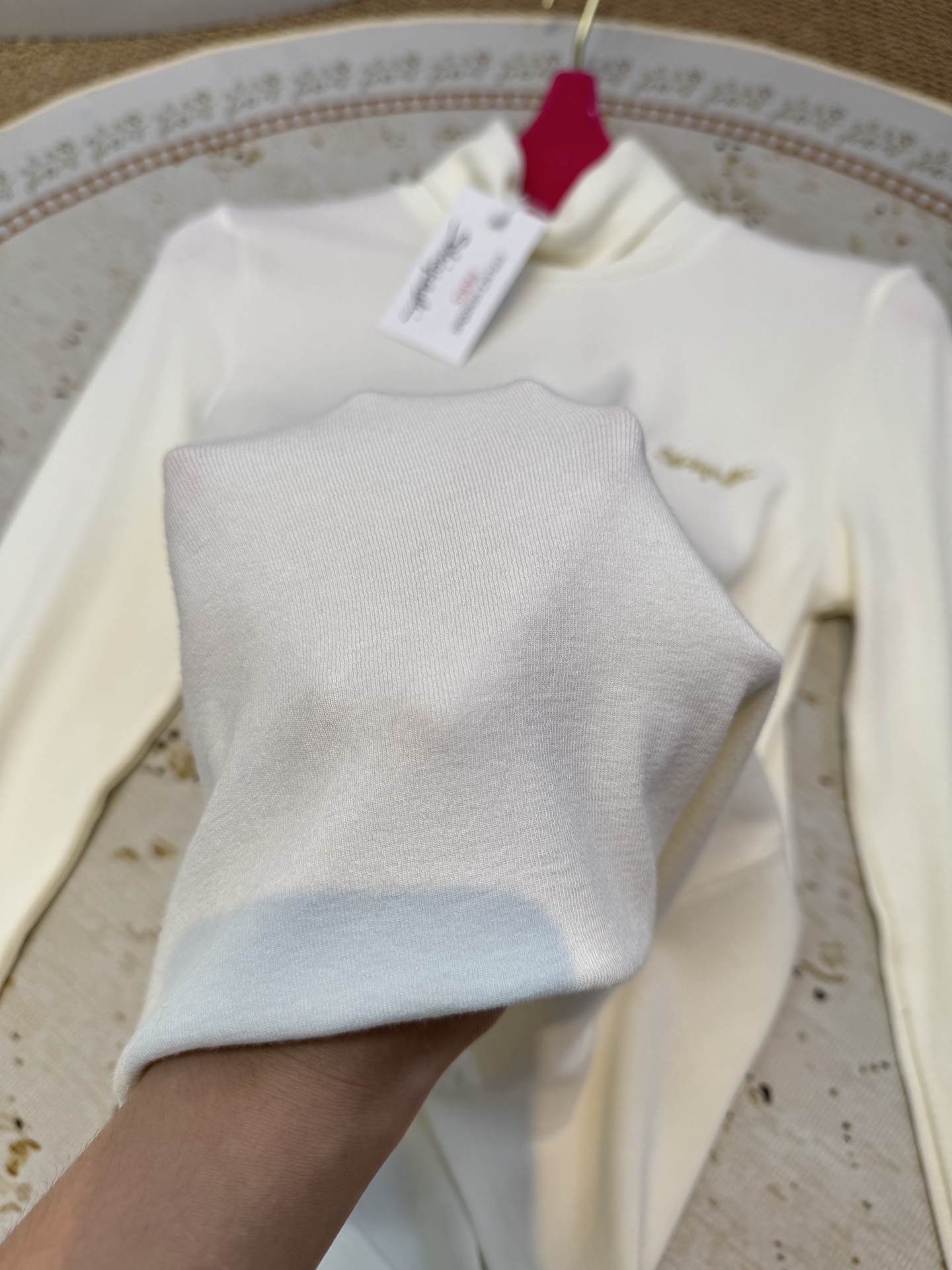 schiaparelli夏帕瑞丽 修身款高领打底衫贴合身体曲线但不紧绷，能自然修饰腰腹线条；高领设计，既