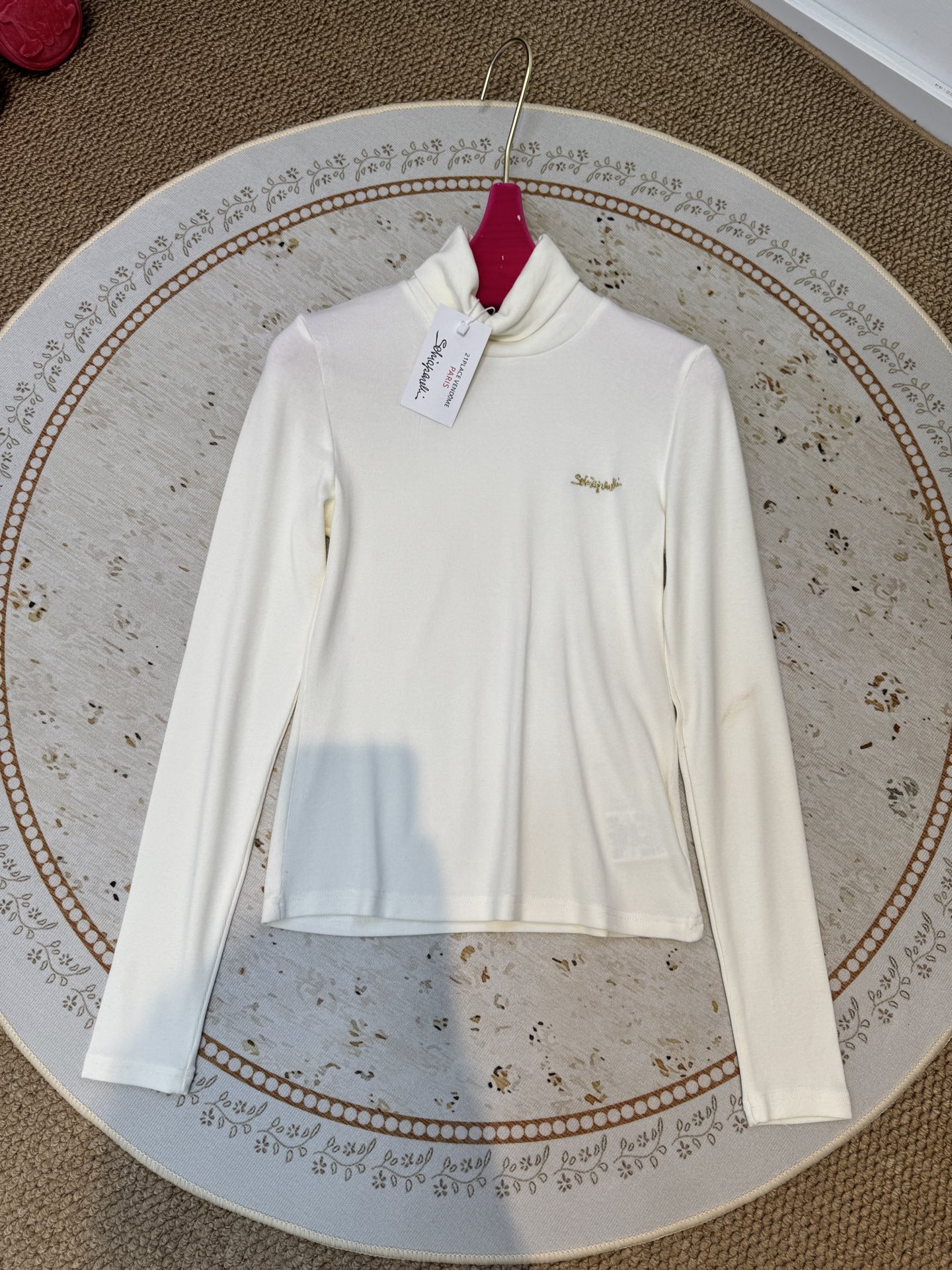 schiaparelli夏帕瑞丽 修身款高领打底衫贴合身体曲线但不紧绷，能自然修饰腰腹线条；高领设计，既