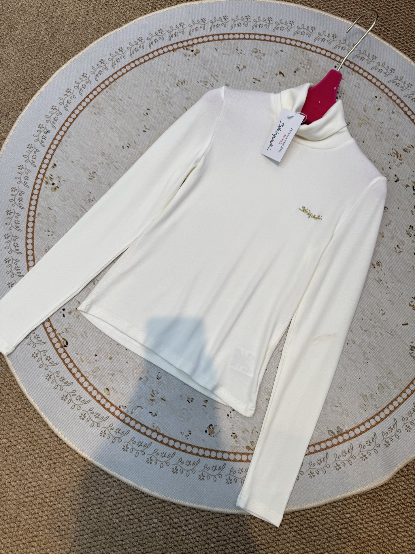 schiaparelli夏帕瑞丽 修身款高领打底衫贴合身体曲线但不紧绷，能自然修饰腰腹线条；高领设计，既