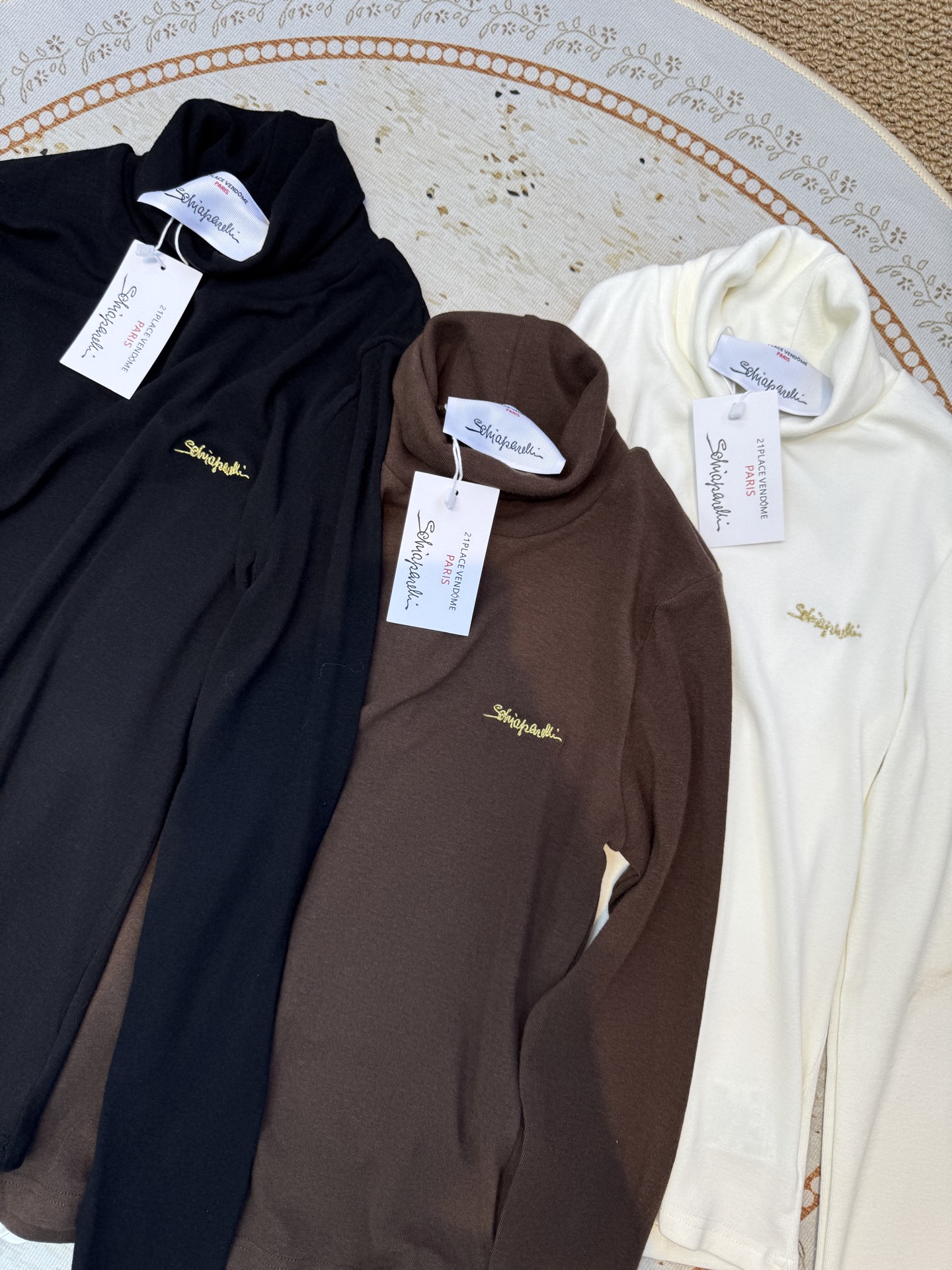 schiaparelli夏帕瑞丽 修身款高领打底衫贴合身体曲线但不紧绷，能自然修饰腰腹线条；高领设计，既