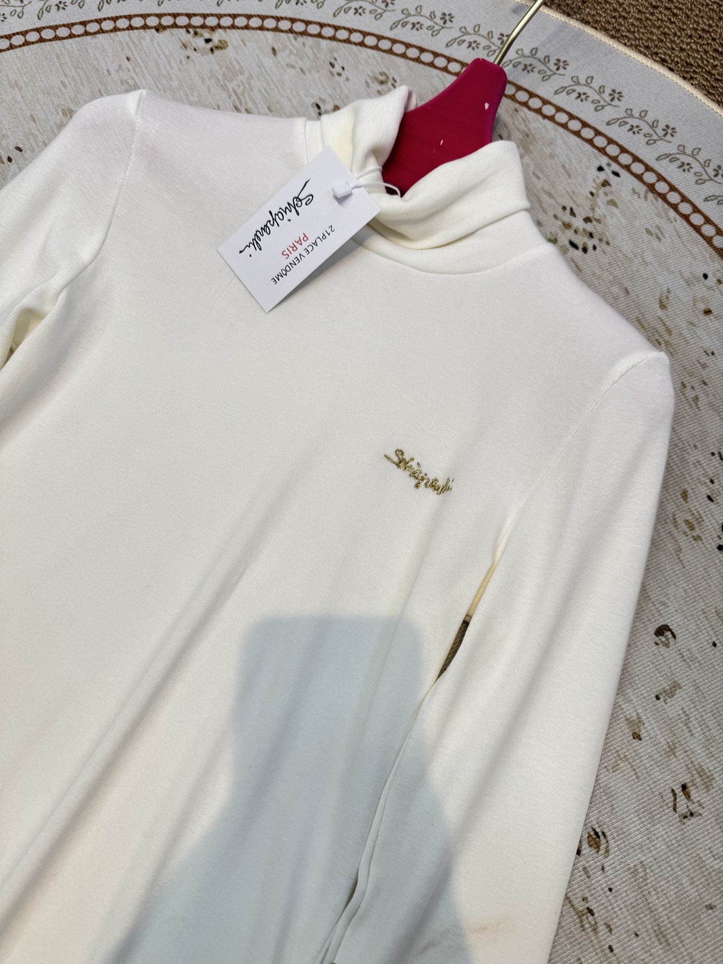 schiaparelli夏帕瑞丽 修身款高领打底衫贴合身体曲线但不紧绷，能自然修饰腰腹线条；高领设计，既