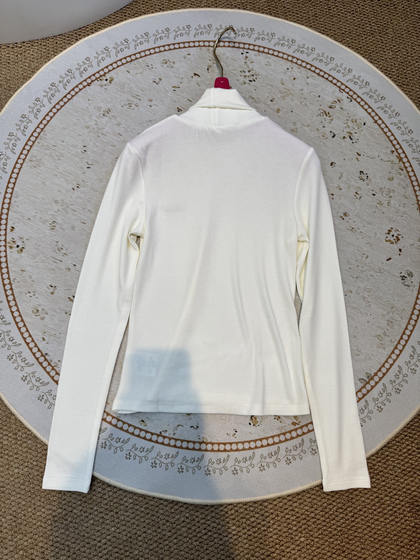 schiaparelli夏帕瑞丽 修身款高领打底衫贴合身体曲线但不紧绷，能自然修饰腰腹线条；高领设计，既